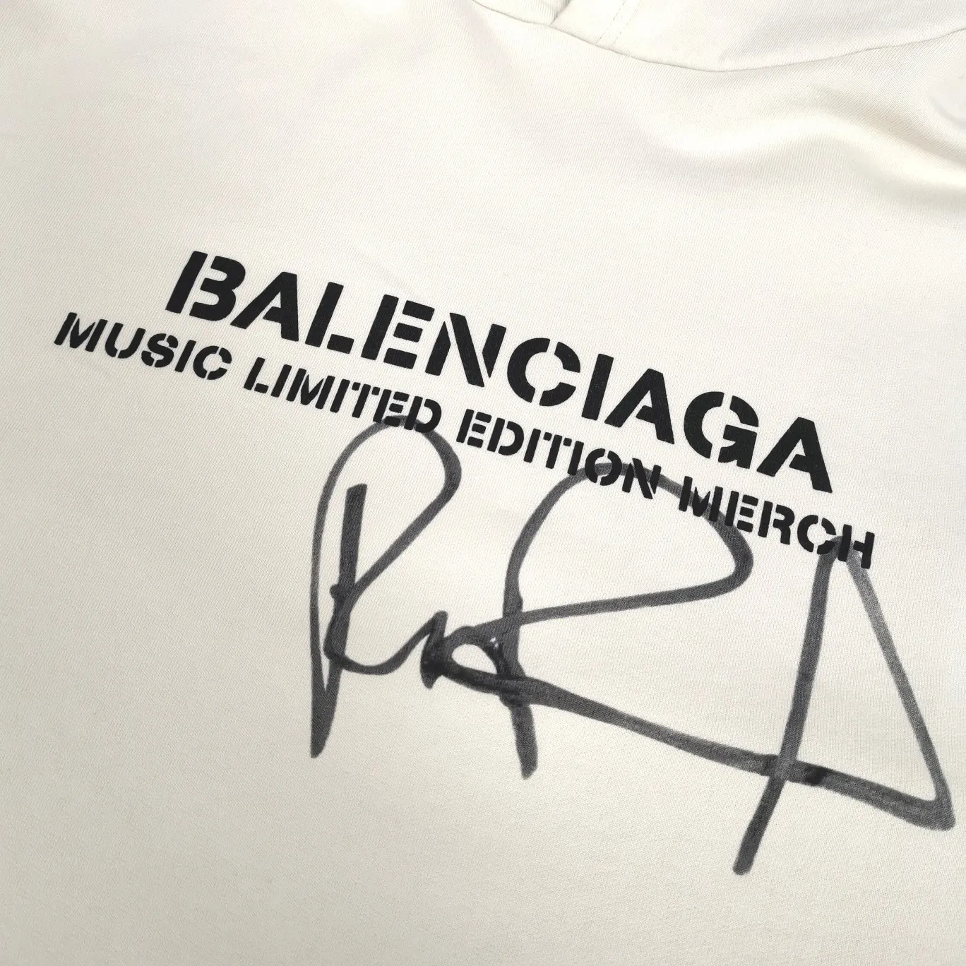 [Off the shelves, only taking orders] The top tested version BALENCIAGA Balenciaga designer signature music limited edition male and female couple star same style autumn and winter pure cotton hoodie Paris 22 spring and summer new distressed ruined RuPaul signature model Demna Gvasalia leads BALen to outline the outline of post-modern aesthetics, street and haute couture go hand in hand, "dad fashion" reappears in the public eye, large silhouettes are what fashion should look like, this signature The overall T-shirt is made of milk tea color and is soft and white. The collar fabric is decorated with old holes. It is very interesting and casual. The pattern design almost does not need too much introduction to clearly understand the high-end quality of b family. It is loose and oversize and is suitable for both men and women. The designer's impeccable tailoring design is infused with interesting RuPaul signature prints. The milky white color is a must-have for everyone. If your girlfriend likes to wear oversizx, she should wear her boyfriend's clothes! The fabric is made of 480g fleece cotton, which is highly comfortable and drapey.  The printing adopts screen glue technology and is manually overlaid three times. The printing and fabric are completely integrated and will never fall off or fade.  Size: XS-L Color: Milk tea P:490