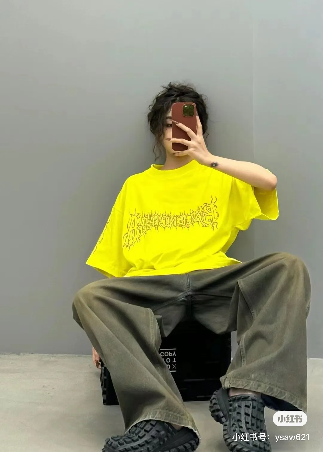 🎀Hot model pictures🎀[New arrival] Top version BALENCIAGA Paris new flame B letter LOGO destruction printed short-sleeved T-shirt The front and rear platens are hand-printed, precision mesh is used to make the stencil, imported environmentally friendly slurry is scraped, and the letters are clearly restored. The spacing between letters is all the same as the original version. The font size is consistent with the original version. The comparison code number ratio is increased and enlarged. The letters are strictly aligned to highly restore the spacing ratio and three-dimensional sense. The printing has no burrs. Basically, the color difference is minimized to be infinitely close. The printing has transparent bottom lines and no burrs. The yarn is made of Made of 18SJC and imported oil-proof treated thread, there will be no oil stains. The car is imported from Silver Sword with a knife, which does not eat the cloth or leave any cloth. The sewing machine needle uses a No. 9 round-head needle, which does not puncture or break the fibers of the fabric. The density of the thread is 3CM/14 needles, which is tight and not loose or sparse. The double-layer stitching of the back collar is firm and tight. The double chain of the shoulder is routed. The hem is tightened tightly. The fabric is full of drape and consistent with the pattern. The fabric is made of 280g double-ply double-yarn plain cotton fabric, which has full drape and smooth hand feel. Complete color matching from dyeing to craftsmanship, customized accessories with three standards. The front and rear left and right cuffs are made of imported Kornit direct-injection color-printing technology. The os dropped shoulders are loose and the same style for men and women! ! Size: XS-L Color: Black Yellow P:280