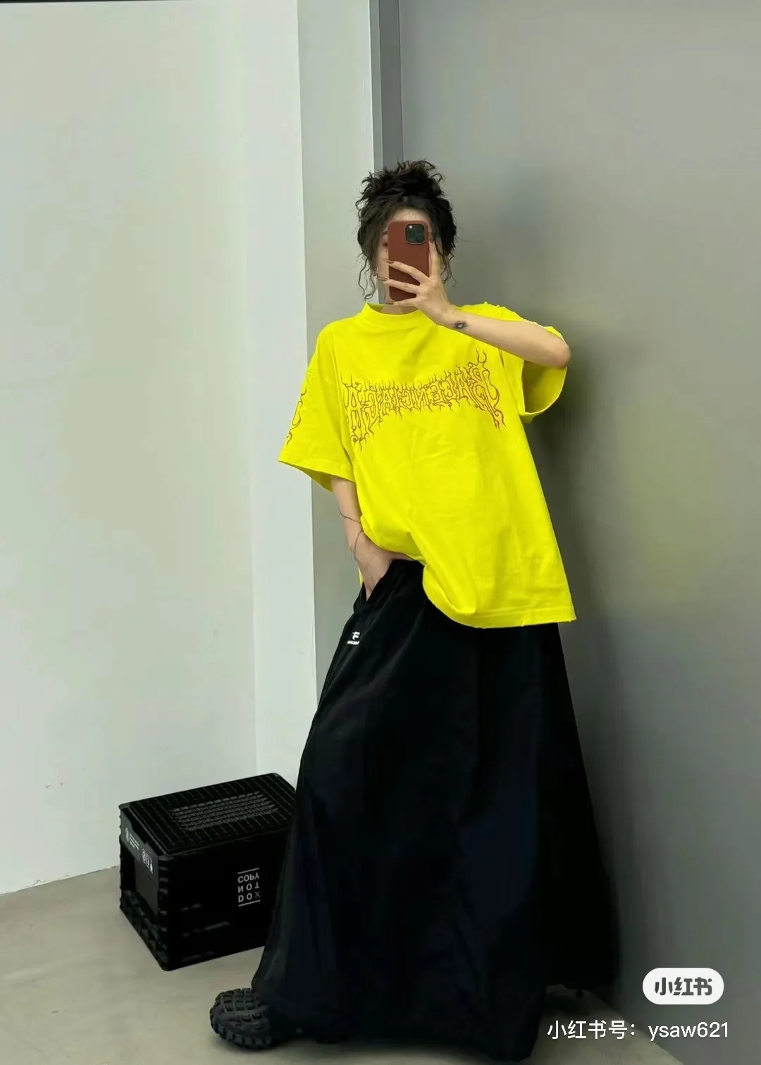 🎀Hot model pictures🎀[New arrival] Top version BALENCIAGA Paris new flame B letter LOGO destruction printed short-sleeved T-shirt The front and rear platens are hand-printed, precision mesh is used to make the stencil, imported environmentally friendly slurry is scraped, and the letters are clearly restored. The spacing between letters is all the same as the original version. The font size is consistent with the original version. The comparison code number ratio is increased and enlarged. The letters are strictly aligned to highly restore the spacing ratio and three-dimensional sense. The printing has no burrs. Basically, the color difference is minimized to be infinitely close. The printing has transparent bottom lines and no burrs. The yarn is made of Made of 18SJC and imported oil-proof treated thread, there will be no oil stains. The car is imported from Silver Sword with a knife, which does not eat the cloth or leave any cloth. The sewing machine needle uses a No. 9 round-head needle, which does not puncture or break the fibers of the fabric. The density of the thread is 3CM/14 needles, which is tight and not loose or sparse. The double-layer stitching of the back collar is firm and tight. The double chain of the shoulder is routed. The hem is tightened tightly. The fabric is full of drape and consistent with the pattern. The fabric is made of 280g double-ply double-yarn plain cotton fabric, which has full drape and smooth hand feel. Complete color matching from dyeing to craftsmanship, customized accessories with three standards. The front and rear left and right cuffs are made of imported Kornit direct-injection color-printing technology. The os dropped shoulders are loose and the same style for men and women! ! Size: XS-L Color: Black Yellow P:280