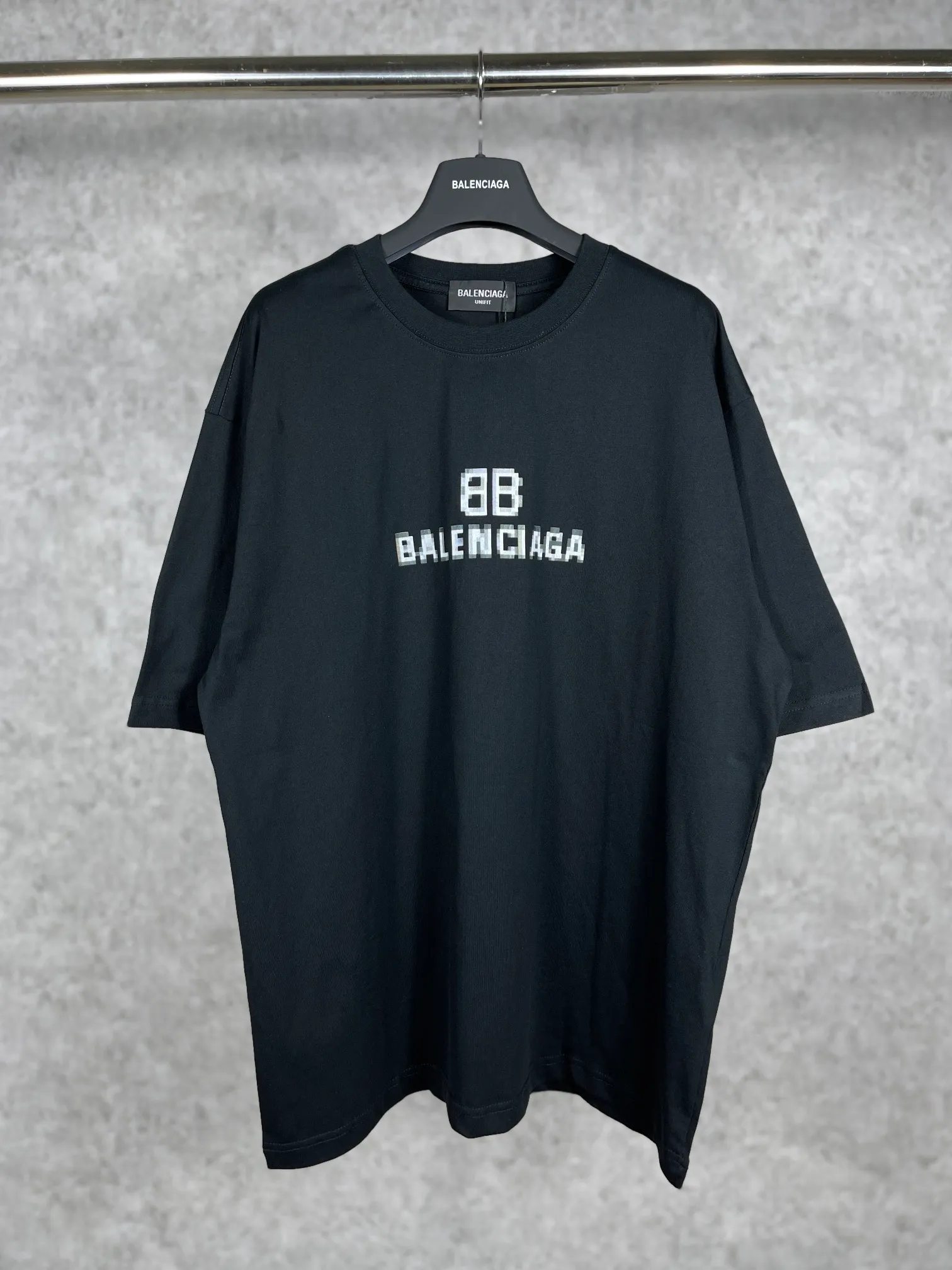 🅿️166 Actual pictures [Top version. Official website quality] BALENCI*GA/Paris. Classic style. BALENCI*GA# Phantom BB direct-injection printed short-sleeved T-shirt. Brick cabinet synchronization. The fabric is made of Paris ZP custom-woven and dyed 100% cotton double yarn compact cotton. The weight is 260 grams. The cloth surface is clean. The cloth pattern is clear, soft and comfortable. The threads are woven and dyed with no color difference. The classic pattern is printed with Kornit direct-injection printing, which has no hand feel and a three-dimensional effect, restoring the brick cabinet. The version adopts the OS loose shoulder design. Same style for men and women. Code: BL223039 Color: black. White. Size: XS S M L