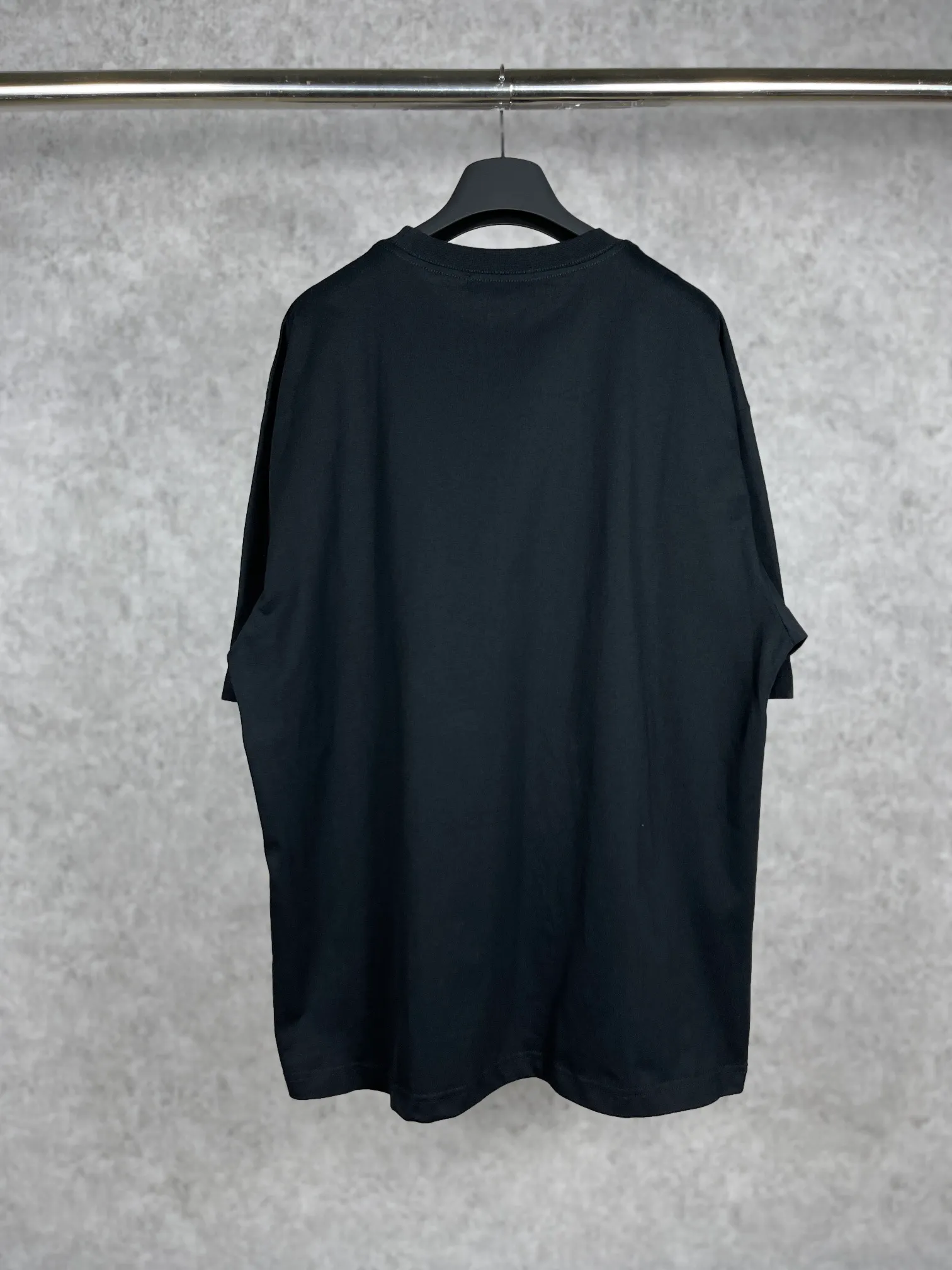 🅿️166 Actual pictures [Top version. Official website quality] BALENCI*GA/Paris. Classic style. BALENCI*GA# Phantom BB direct-injection printed short-sleeved T-shirt. Brick cabinet synchronization. The fabric is made of Paris ZP custom-woven and dyed 100% cotton double yarn compact cotton. The weight is 260 grams. The cloth surface is clean. The cloth pattern is clear, soft and comfortable. The threads are woven and dyed with no color difference. The classic pattern is printed with Kornit direct-injection printing, which has no hand feel and a three-dimensional effect, restoring the brick cabinet. The version adopts the OS loose shoulder design. Same style for men and women. Code: BL223039 Color: black. White. Size: XS S M L