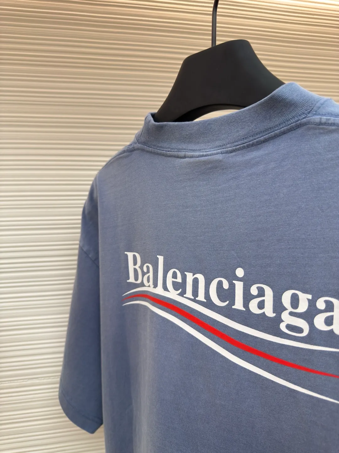Balenciaga washed Coke wave letter printed short sleeves ●Authentic product: 5200 purchase and development ●Item number: 1680537-A35 ●Fabric: pure cotton fabric ●Technology: slurry printing ●Version: loose version ●Weight: about 270 grams ●Size: 1-2-3-4 ●Description: Made of 100% custom-woven and custom-dyed pure cotton fabric Weight before washing 240 After washing 260 Due to the special customization of the fabric It is an ordinary off-the-shelf fabric in the market that cannot produce the original effect even after being washed eight hundred times. The front and rear printed letter logos are printed using a special glue printing process. Its characteristic is that it uses glue with high performance to create a sense of layering in the printed pattern. It is exclusively launched on the entire network. The overall routing is straight and delicate. The fabric is comfortable and soft. The color is consistent and there is no color difference. The overall routing is straight and delicate. Same style for men and women!