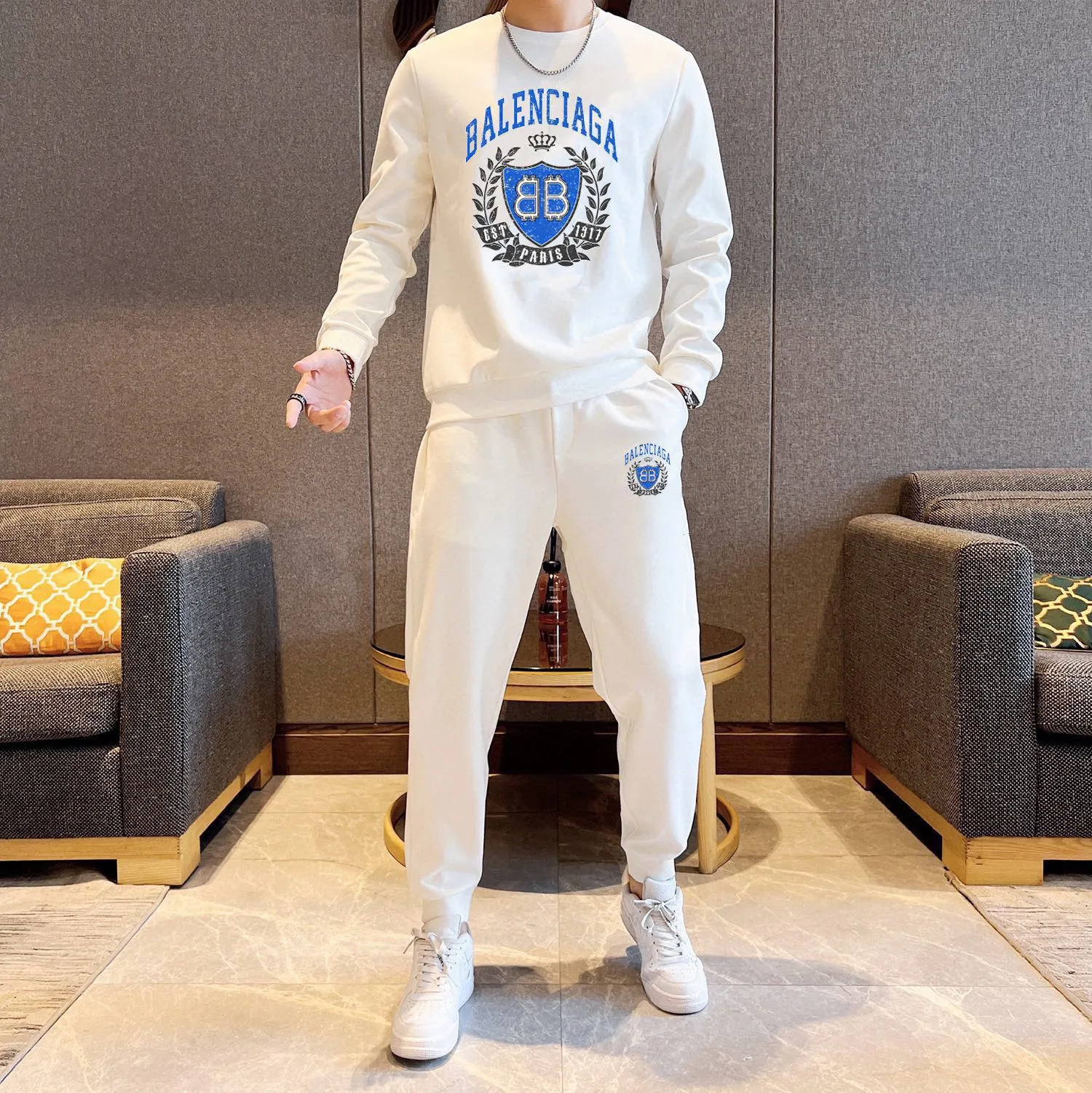 🅿️380 [BALENCIAGA] (Gospel for Fatty) hot-selling suit is coming. Focus on the original version of the official website. 2025 new hot-selling sweatshirt suit. The original order is the best. 🇭🇰The meticulous work of top designers. It has a fitting and perfect upper body effect. 100% natural high-quality Roman cotton, close-fitting comfort, noble and elegant! Original hardware embodies elegance and nobility! Counter size: M-5XL (maximum wear up to 220 pounds)