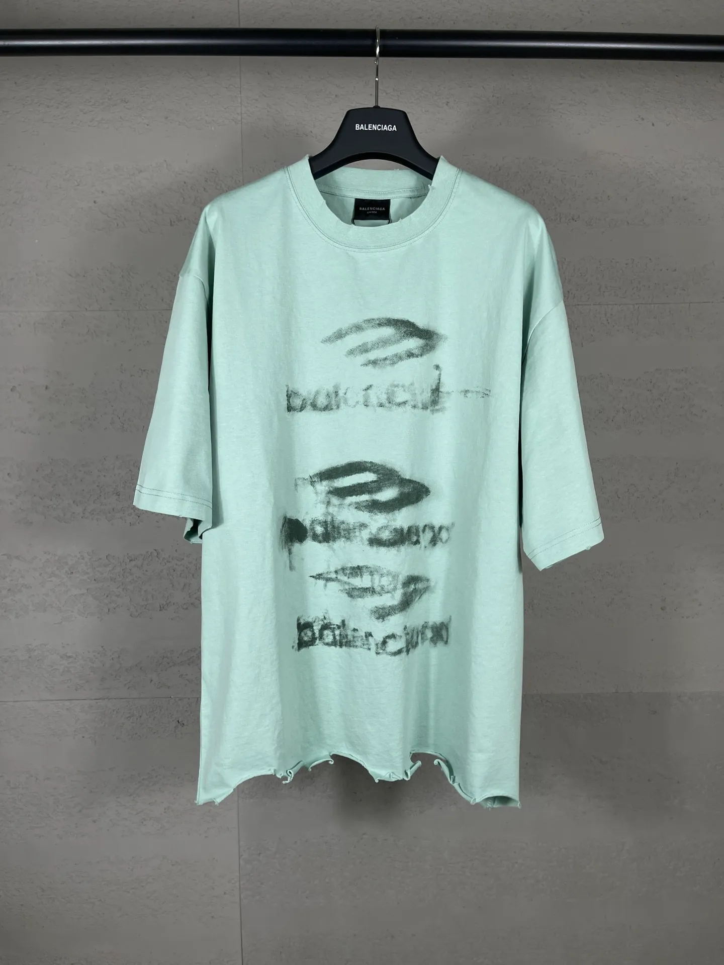 🅿️194 Detailed picture [Top version. Official website quality] BALENCI*GA/Paris BALENCI*GA#25 Paris new model, blurred pattern on the front and back, white ink direct spray, washed and worn, old hem, hand-polished short-sleeved T-shirt, brick cabinet synchronization. The old and worn ZP is the same, welcome to compare. The fabric is made of Paris ZP custom-woven and dyed 100% cotton double-yarn compact cotton. The weight is 260 grams. The cloth surface is clean. The cloth pattern is clear. Soft and comfortable. Good color fastness. Not easy to change color. The threads are woven and dyed with no color difference. The printing uses white ink computer direct printing, and the garments are washed, worn and worn, and the craftsmanship is extremely heavy. Jubie market makes goods based on pictures. Comparisons welcome. Restore brick cabinet. The version adopts OS loose shoulder style. Same style for men and women. Code: BL253653 Color: Grass green Size: XS S M L