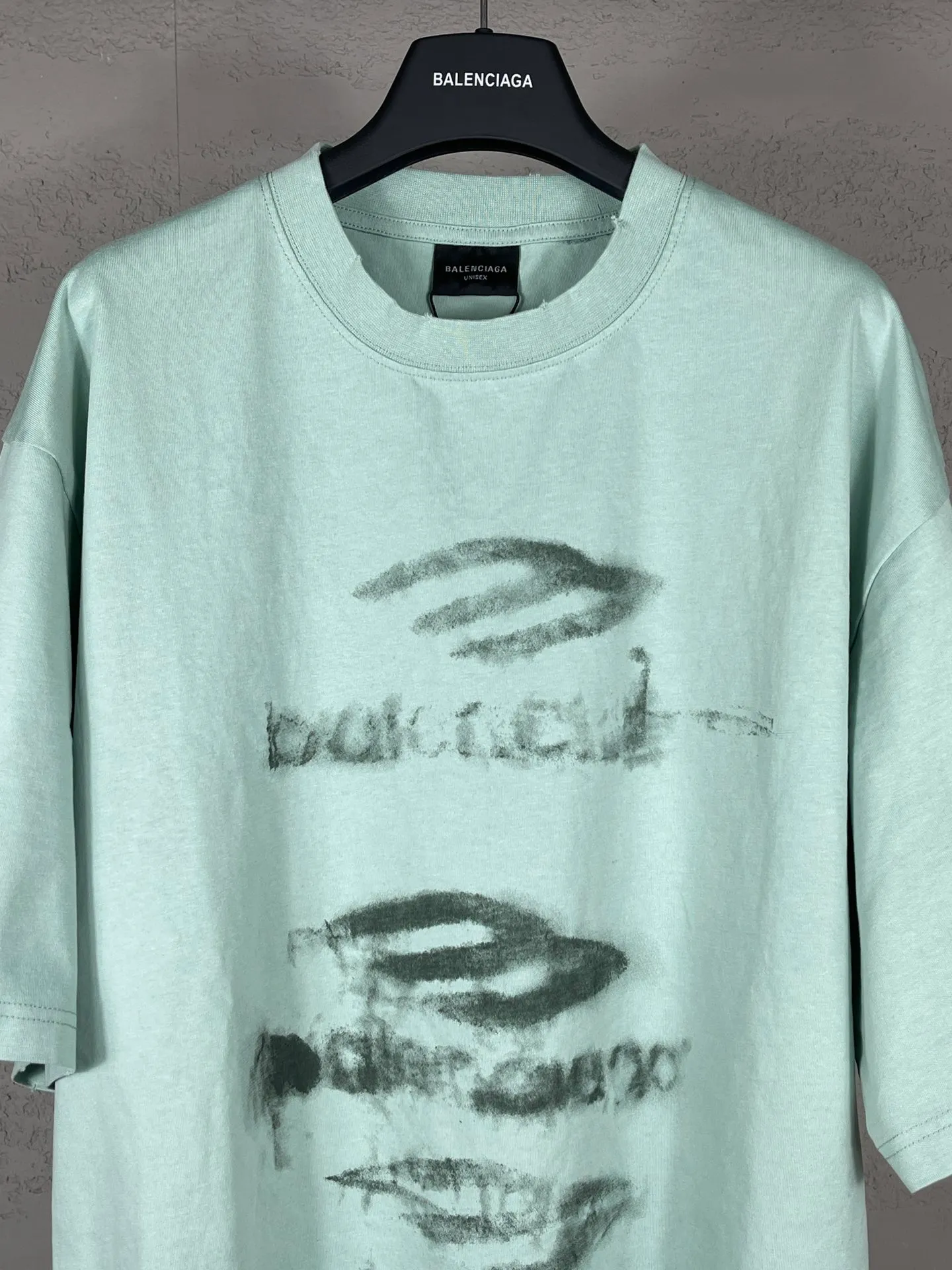 🅿️194 Detailed picture [Top version. Official website quality] BALENCI*GA/Paris BALENCI*GA#25 Paris new model, blurred pattern on the front and back, white ink direct spray, washed and worn, old hem, hand-polished short-sleeved T-shirt, brick cabinet synchronization. The old and worn ZP is the same, welcome to compare. The fabric is made of Paris ZP custom-woven and dyed 100% cotton double-yarn compact cotton. The weight is 260 grams. The cloth surface is clean. The cloth pattern is clear. Soft and comfortable. Good color fastness. Not easy to change color. The threads are woven and dyed with no color difference. The printing uses white ink computer direct printing, and the garments are washed, worn and worn, and the craftsmanship is extremely heavy. Jubie market makes goods based on pictures. Comparisons welcome. Restore brick cabinet. The version adopts OS loose shoulder style. Same style for men and women. Code: BL253653 Color: Grass green Size: XS S M L