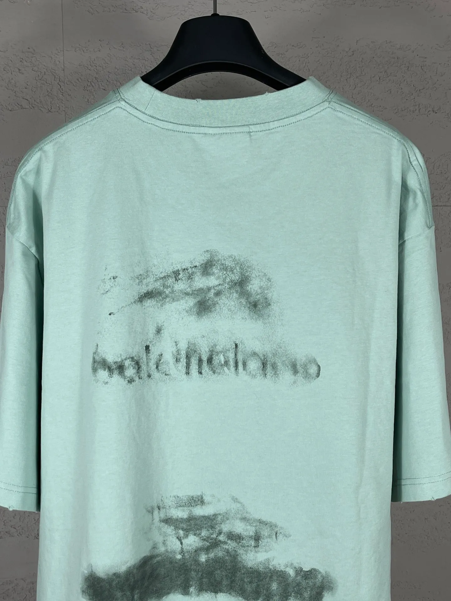 🅿️194 Detailed picture [Top version. Official website quality] BALENCI*GA/Paris BALENCI*GA#25 Paris new model, blurred pattern on the front and back, white ink direct spray, washed and worn, old hem, hand-polished short-sleeved T-shirt, brick cabinet synchronization. The old and worn ZP is the same, welcome to compare. The fabric is made of Paris ZP custom-woven and dyed 100% cotton double-yarn compact cotton. The weight is 260 grams. The cloth surface is clean. The cloth pattern is clear. Soft and comfortable. Good color fastness. Not easy to change color. The threads are woven and dyed with no color difference. The printing uses white ink computer direct printing, and the garments are washed, worn and worn, and the craftsmanship is extremely heavy. Jubie market makes goods based on pictures. Comparisons welcome. Restore brick cabinet. The version adopts OS loose shoulder style. Same style for men and women. Code: BL253653 Color: Grass green Size: XS S M L