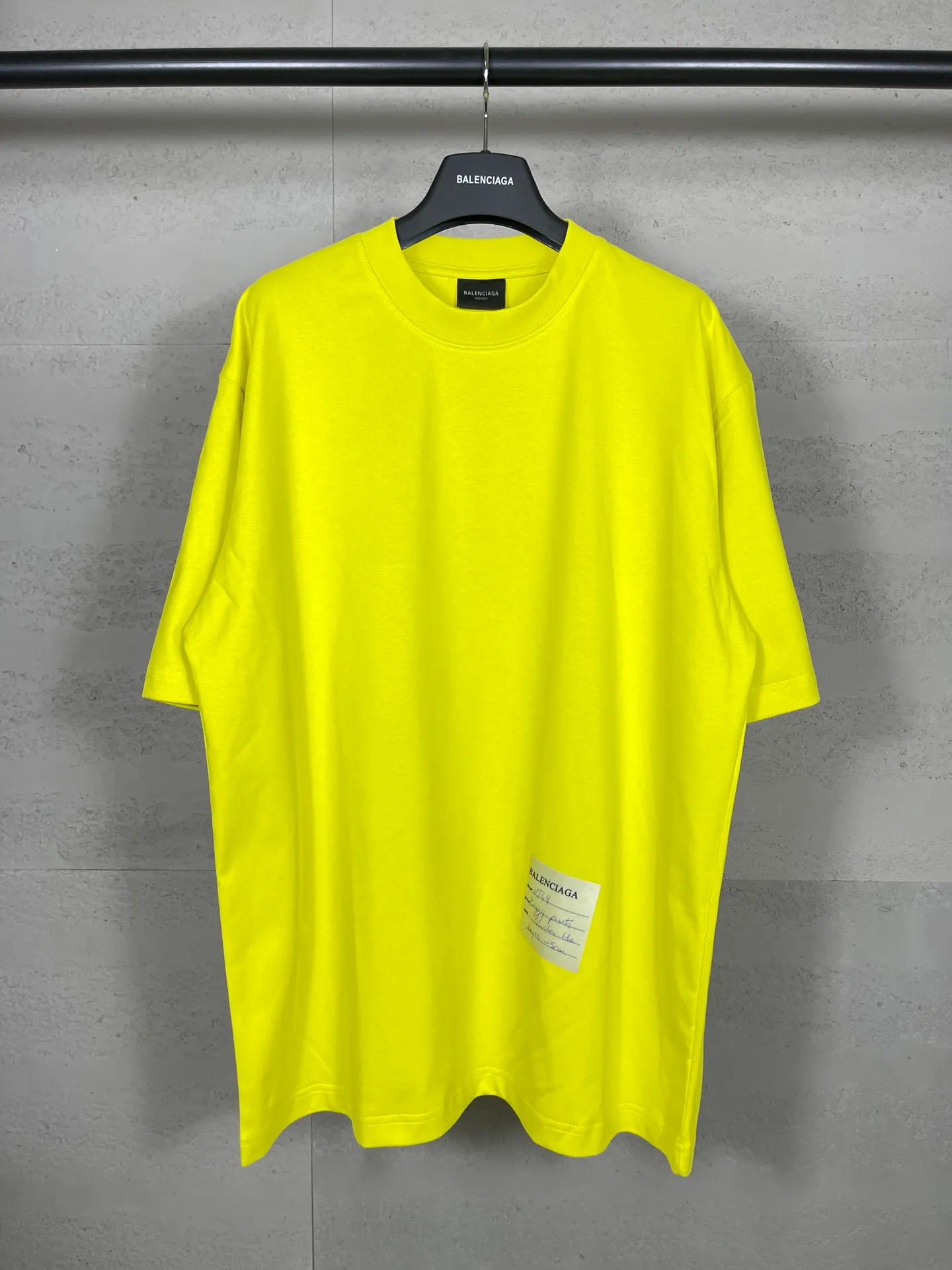🅿️166 photos [Top version. Official website quality] BALENCI*GA/Paris. 2024 new style. Short-sleeved T-shirt with sticky notes on the hem. The sticky notes are customized according to Y board quality, and the unique color of the fabric is customized and dyed according to the original product, unlike the ordinary black fabrics on the market. Brick cabinets are synchronized. Genuine products are developed at the first time, and you can print and compare! The fabric is made of Paris ZP custom-woven and dyed cotton double yarn. Weighing 260 grams, the cloth surface is clean. The cloth pattern is clear, soft and comfortable. The threads are dyed with no color difference. The sticky note labels are made of original imported labels and should not turn yellow or fall off. The version adopts OS loose shoulder design. Same style for men and women. Code: BL223356 Color: dark purple, white, yellow. Size: XS to L
