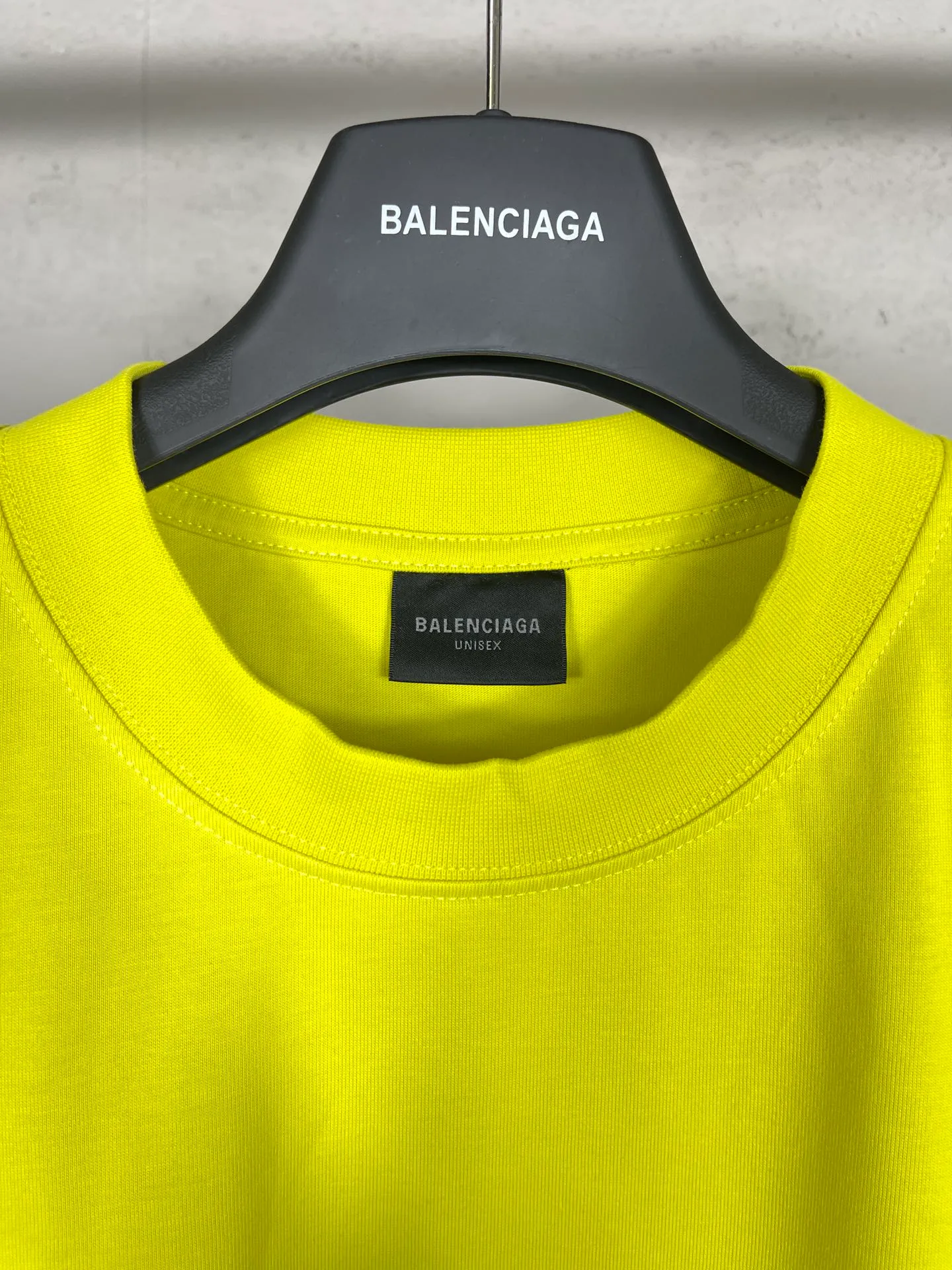 🅿️166 photos [Top version. Official website quality] BALENCI*GA/Paris. 2024 new style. Short-sleeved T-shirt with sticky notes on the hem. The sticky notes are customized according to Y board quality, and the unique color of the fabric is customized and dyed according to the original product, unlike the ordinary black fabrics on the market. Brick cabinets are synchronized. Genuine products are developed at the first time, and you can print and compare! The fabric is made of Paris ZP custom-woven and dyed cotton double yarn. Weighing 260 grams, the cloth surface is clean. The cloth pattern is clear, soft and comfortable. The threads are dyed with no color difference. The sticky note labels are made of original imported labels and should not turn yellow or fall off. The version adopts OS loose shoulder design. Same style for men and women. Code: BL223356 Color: dark purple, white, yellow. Size: XS to L