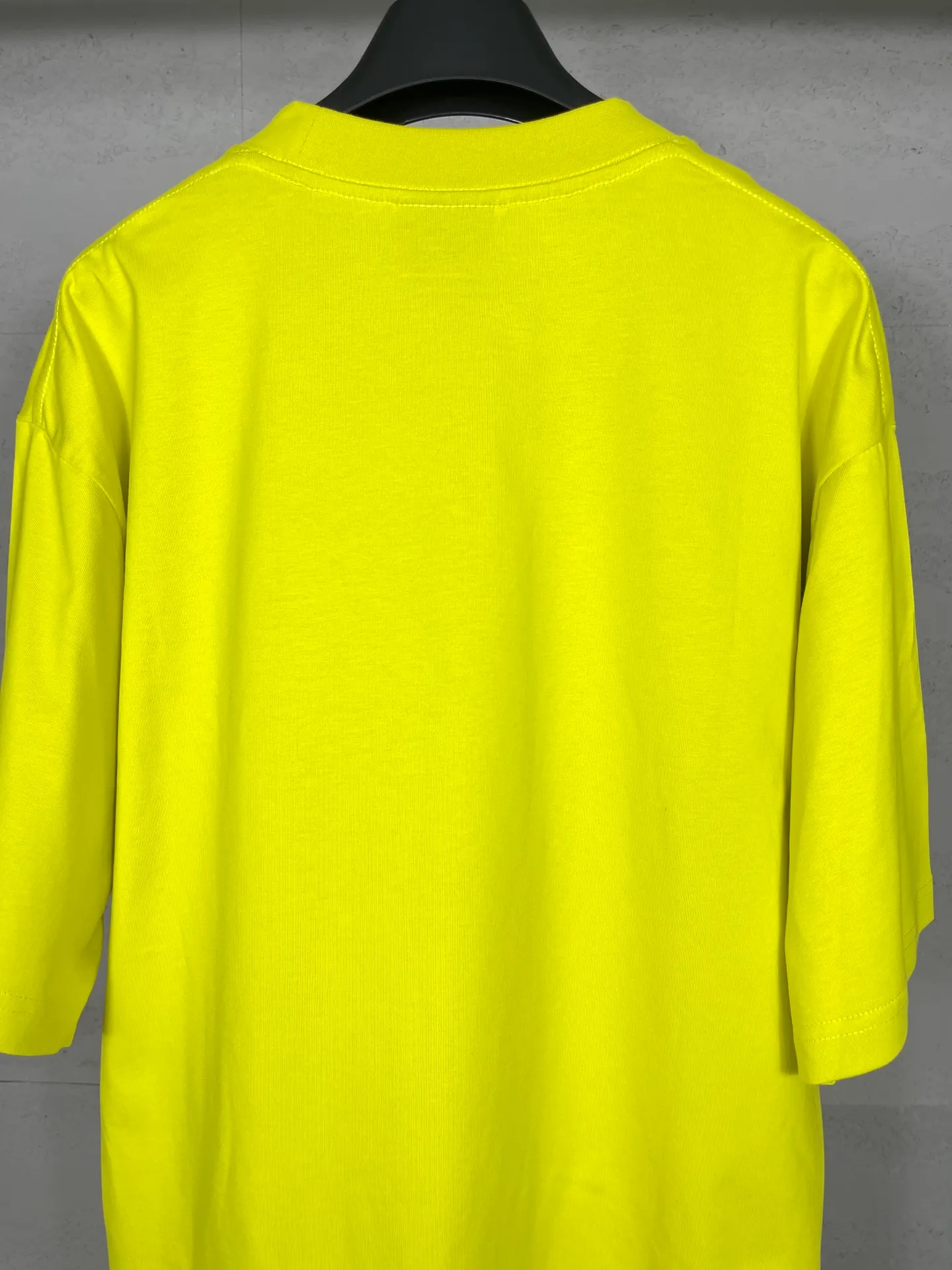 🅿️166 photos [Top version. Official website quality] BALENCI*GA/Paris. 2024 new style. Short-sleeved T-shirt with sticky notes on the hem. The sticky notes are customized according to Y board quality, and the unique color of the fabric is customized and dyed according to the original product, unlike the ordinary black fabrics on the market. Brick cabinets are synchronized. Genuine products are developed at the first time, and you can print and compare! The fabric is made of Paris ZP custom-woven and dyed cotton double yarn. Weighing 260 grams, the cloth surface is clean. The cloth pattern is clear, soft and comfortable. The threads are dyed with no color difference. The sticky note labels are made of original imported labels and should not turn yellow or fall off. The version adopts OS loose shoulder design. Same style for men and women. Code: BL223356 Color: dark purple, white, yellow. Size: XS to L