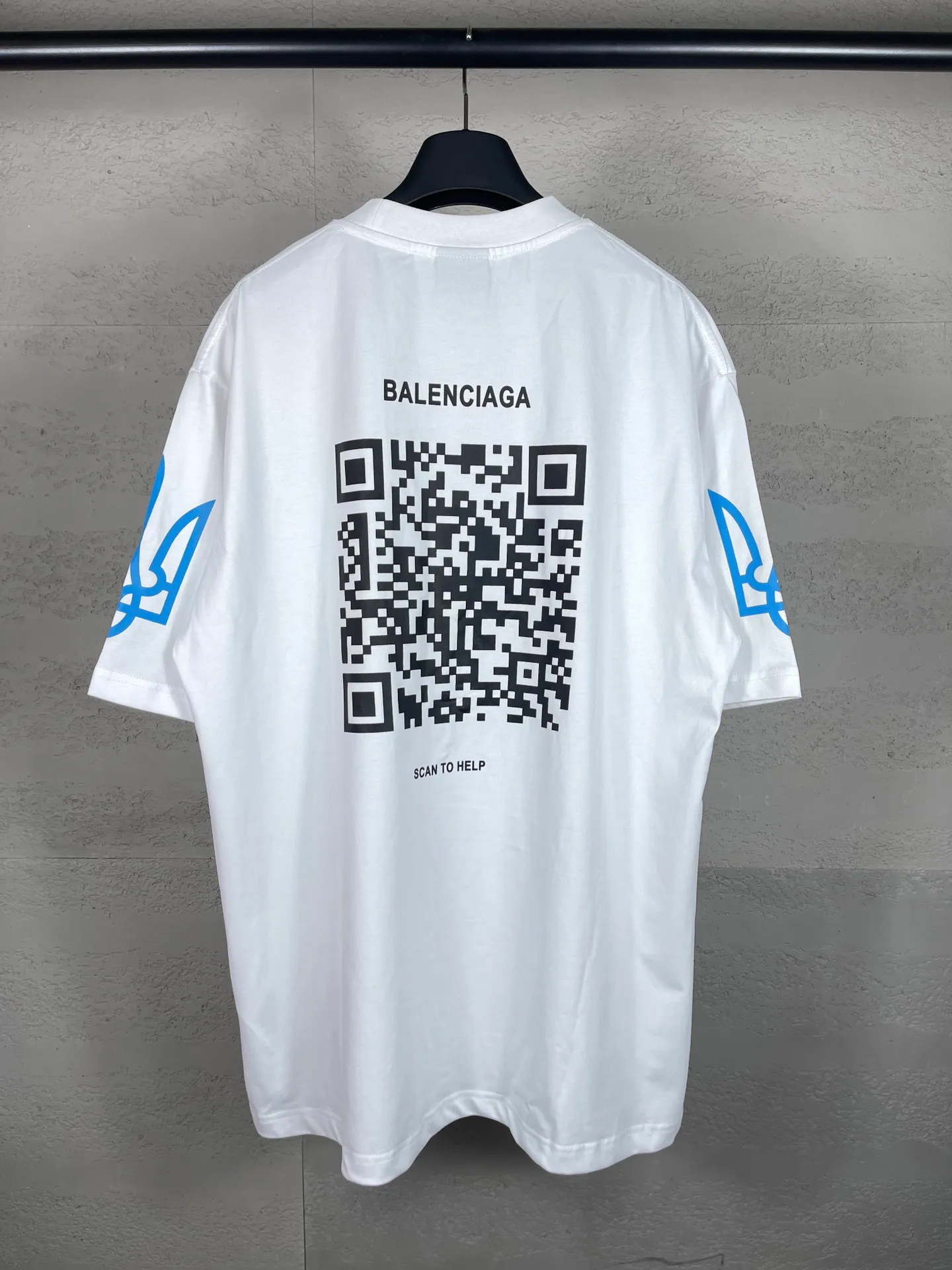 🅿️180 real photos [Top version. Official website quality] BALENCI*GA/Paris. 2024 charity new style. Front and rear white ink direct-printed short-sleeved T-shirts, brick cabinet synchronization. Genuine product developed at the first time, happy to print and compare! The fabric is made of Paris ZP custom-woven and dyed cotton double yarn. Weighing 260 grams, the cloth surface is clean. The cloth pattern is clear, soft and comfortable. The threads are dyed with no color difference. The classic LOGO uses environmentally friendly imported materials and is directly sprayed with white ink. The letters are clear and the effect is three-dimensional. Restore the brick cabinet. Welcome to compare, the version adopts the OS loose shoulder version. Same style for men and women Coding: BL233313 Color: black, white Size: XS to L