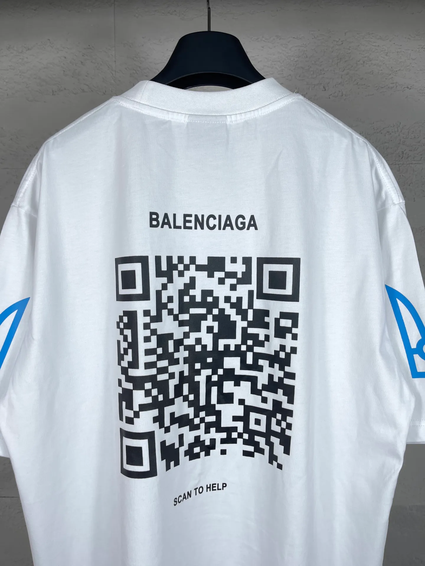 🅿️180 real photos [Top version. Official website quality] BALENCI*GA/Paris. 2024 charity new style. Front and rear white ink direct-printed short-sleeved T-shirts, brick cabinet synchronization. Genuine product developed at the first time, happy to print and compare! The fabric is made of Paris ZP custom-woven and dyed cotton double yarn. Weighing 260 grams, the cloth surface is clean. The cloth pattern is clear, soft and comfortable. The threads are dyed with no color difference. The classic LOGO uses environmentally friendly imported materials and is directly sprayed with white ink. The letters are clear and the effect is three-dimensional. Restore the brick cabinet. Welcome to compare, the version adopts the OS loose shoulder version. Same style for men and women Coding: BL233313 Color: black, white Size: XS to L