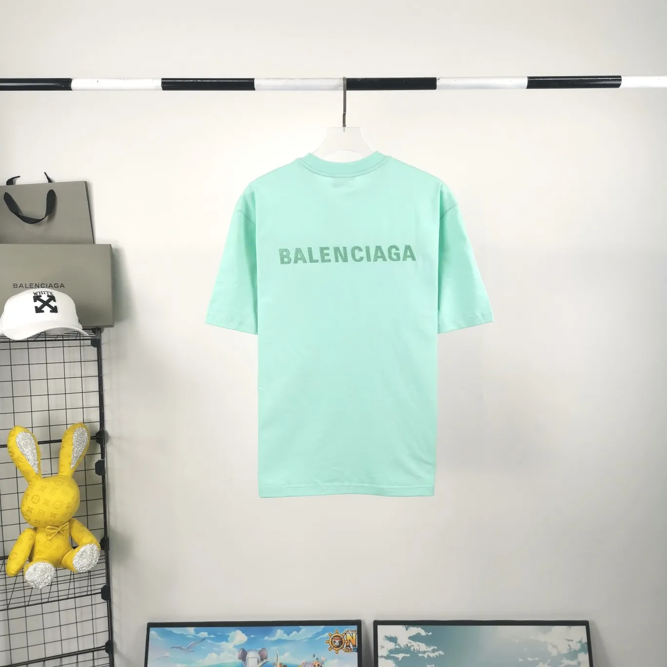 [New arrival] The top tried and tested version of BALENCIAGA with large LOGO basic letters on the back, pure cotton loose fit for male and female couples, the same fashion brand high-end embroidered pure cotton short-sleeved T-shirt. The god of simplicity in Paris, a volume sought after by many stars. Lisa’s favorite basic short-sleeved Paris style, which has a very high appearance rate. Wear alone, paired with jeans, shorts, and sweatpants, it's a versatile style. Xiaohongshu, a hot item on INS, a must-have for Paris fans.  Using Tajima embroidery technology imported from Japan, the printing looks very three-dimensional and full, with no threads. Regardless of the size, the front and back letters can be expressed perfectly! The fabric is made of 32S 260g combed cotton fabric, which is full of drape!  A complete set of customized tags, collar tags, washed, plastic bags, and most importantly, a complete set of bags, tag codes, and codes are all authentic.  Color: Mint Green Size: XS-L