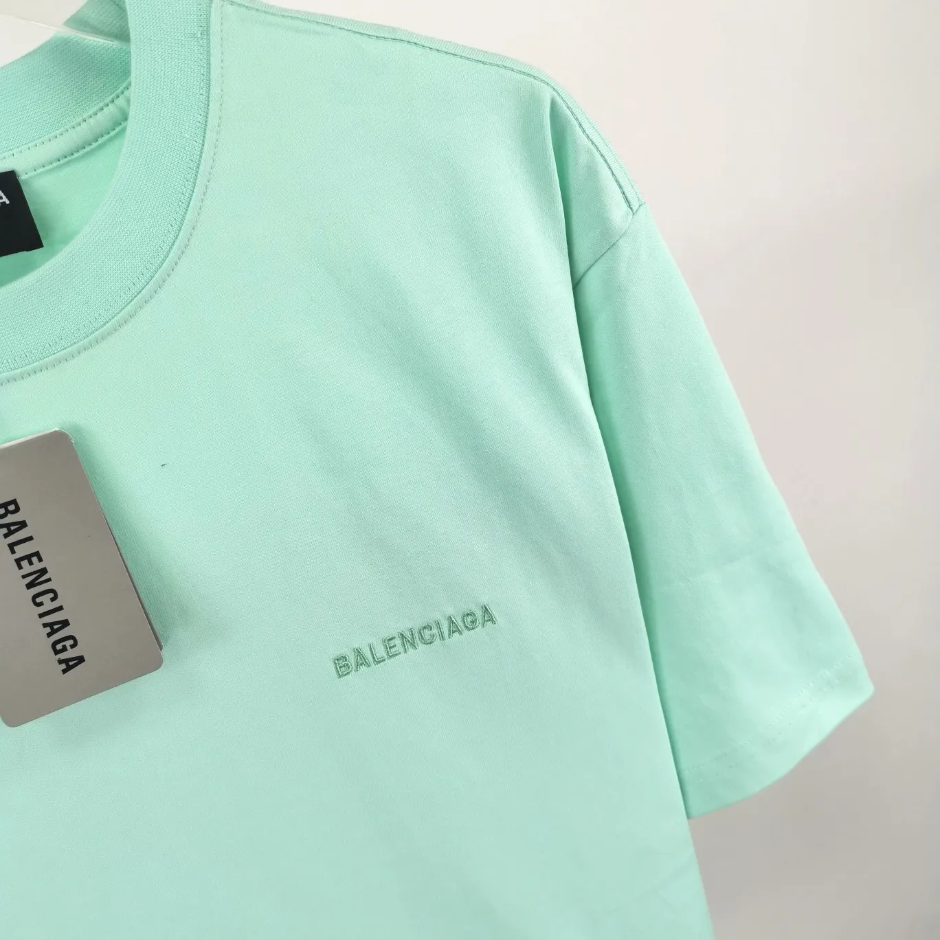[New arrival] The top tried and tested version of BALENCIAGA with large LOGO basic letters on the back, pure cotton loose fit for male and female couples, the same fashion brand high-end embroidered pure cotton short-sleeved T-shirt. The god of simplicity in Paris, a volume sought after by many stars. Lisa’s favorite basic short-sleeved Paris style, which has a very high appearance rate. Wear alone, paired with jeans, shorts, and sweatpants, it's a versatile style. Xiaohongshu, a hot item on INS, a must-have for Paris fans.  Using Tajima embroidery technology imported from Japan, the printing looks very three-dimensional and full, with no threads. Regardless of the size, the front and back letters can be expressed perfectly! The fabric is made of 32S 260g combed cotton fabric, which is full of drape!  A complete set of customized tags, collar tags, washed, plastic bags, and most importantly, a complete set of bags, tag codes, and codes are all authentic.  Color: Mint Green Size: XS-L