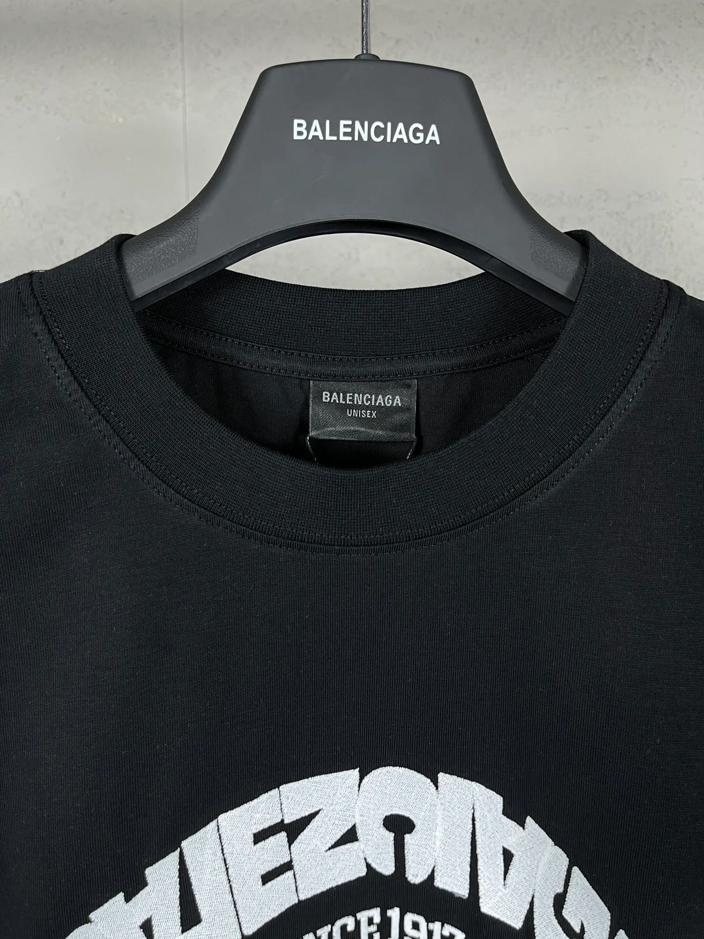 🅿️180 real photos [Top version. Official website quality] BALENCI*GA/Paris BALENCI*GA#2024 latest model, large reverse letter LOGO icon embroidered short-sleeved T-shirt. Brick cabinet synchronization. Genuine products are developed and developed in the first time. Welcome to compare! The fabric is made of Paris ZP custom-woven and dyed 100% cotton double-yarn compact cotton. The weight is 260 grams. The cloth surface is clean. The cloth pattern is clear. It is soft and comfortable. It has good color fastness and is not easy to change color. The threads are woven and dyed with no color difference. The embroidery is done using an imported Tajima embroidery machine, with a three-dimensional effect and clear lines. There are no burrs and miscellaneous threads, and the embroidery is of ultra-high craftsmanship. The version adopts OS loose shoulder design. Same style for men and women. Code: BL223215 Color: Black. White Size: XS to L