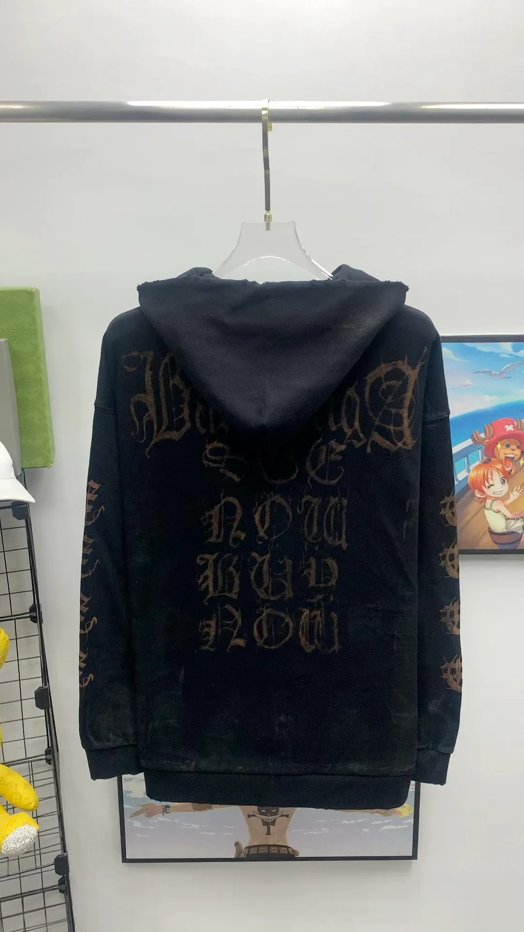 Real shot video on the back————Top tested version BALENCIAGA Balenciaga SS23 official website catwalk style mud-dyed Sanskrit destruction male and female couple star same style pure cotton wide zipper jacket sweatshirt. The back printing uses white ink direct injection process. After spraying out the obvious effect, it is made into ready-made clothes and washed, and the fabric printing is washed to a vague nostalgic retro feeling. This is the key soul of this dress!  PS: The printing size and fabric are all the same, only the length of the clothes is ➕ 4 cm! 460 grams of high-end customized fabrics, with excellent washing effect, breathable and thick hand feel. The details are all made by hand polishing and craftsmanship. The original version is matched and not easy to deform. The independent zipper hardware is molded and the ready-to-wear is heavily washed. The color is washed black and the black jacket is the basic foundation. The mud-dyed hand-painted plate matching process on the back presents a Sanskrit letter design that is very classic and versatile. I fell in love with it at first sight. It has been created through multiple processes to create a full sense of high-end. Same style for men and women, complete in three sizes, size: XS-L P:430