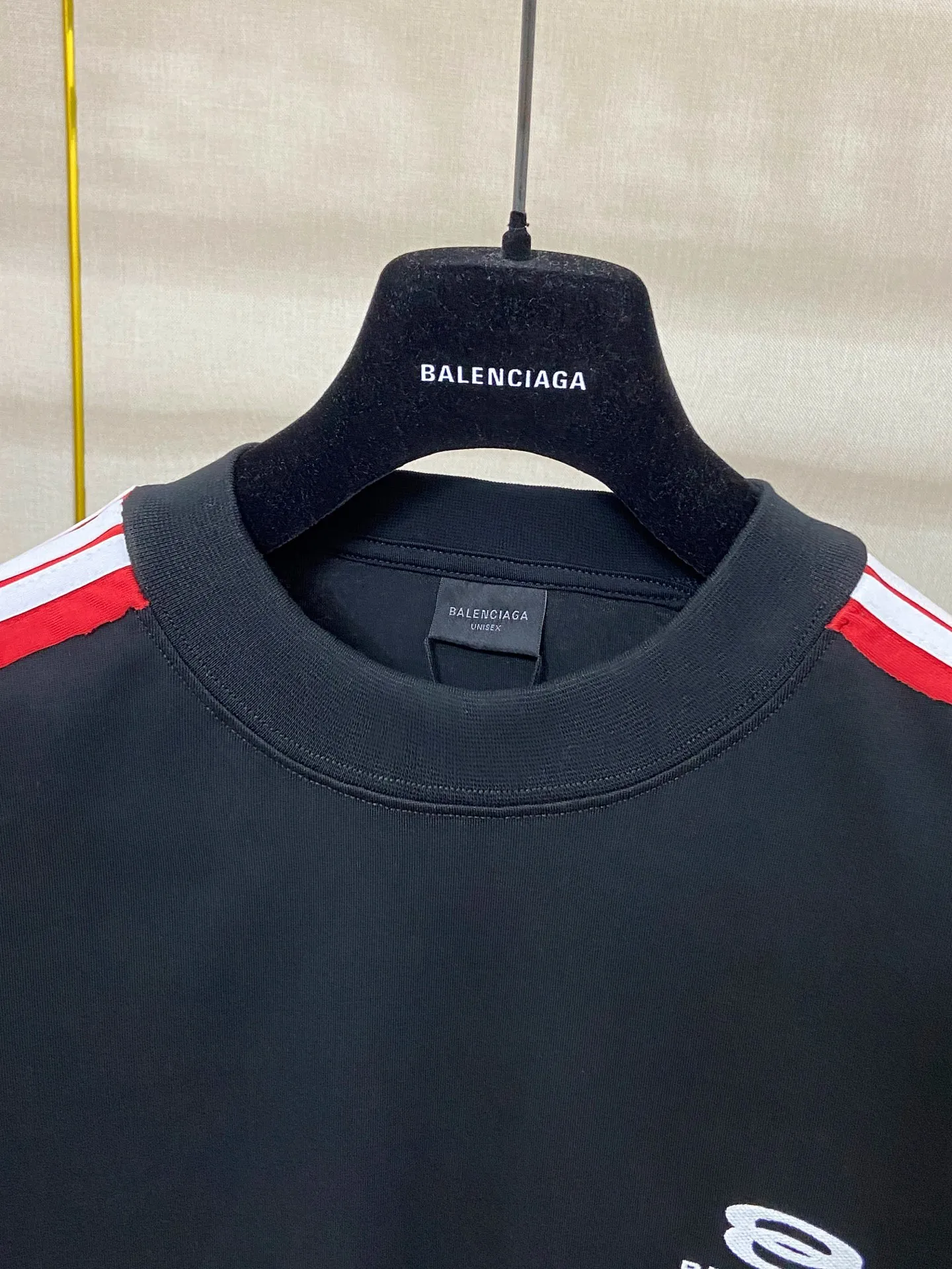 🅿️180 9200# real shot top version [[BALENCIA*GA] official website quality Paris new raglan sleeves color matching. Tie strips. Classic LOGO short-sleeved T-shirt embroidered on the front left chest. OS version. Loose shoulder. Unisex. Fabric: 260g 100% cotton double yarn. Technology: front printing. Garment washing. Shaping. Solid color. Color: Black. White. Size: XS S M L.