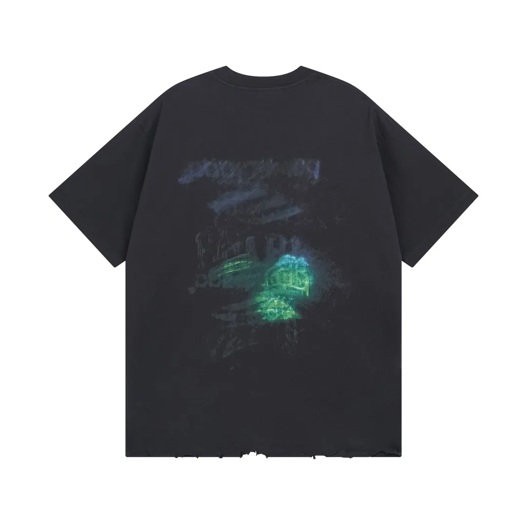 🅿️200 Detailed picture [Top version. Official website quality] BALENCI*GA/Paris BALENCI*GA#25 Paris new model, blurred pattern on the front and back, direct spray of white ink on the front and back, worn out by washing, damaged and worn hem, hand-polished short-sleeved T-shirt, synchronized with brick cabinet. The old and worn ZP is the same, welcome to compare. The fabric is made of Paris ZP custom-woven and dyed 100% cotton double-yarn compact cotton. The weight is 260 grams. The cloth surface is clean. The cloth pattern is clear. Soft and comfortable. Good color fastness. Not easy to change color. The threads are woven and dyed with no color difference. The printing uses white ink computer direct printing, and the garments are washed, worn and worn, and the craftsmanship is extremely heavy. Jubie market makes goods based on pictures. Comparisons welcome. Restore brick cabinet. The version adopts OS loose shoulder style. Same style for men and women. Code: BL253656 Color: gray blue Size: XS S M L