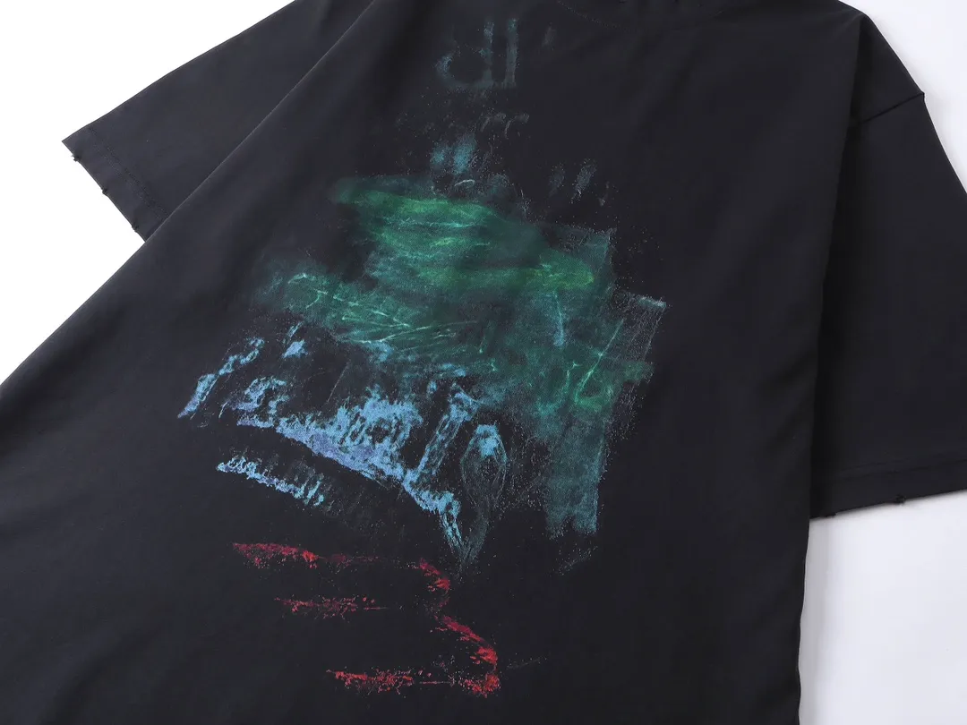 🅿️200 Detailed picture [Top version. Official website quality] BALENCI*GA/Paris BALENCI*GA#25 Paris new model, blurred pattern on the front and back, direct spray of white ink on the front and back, worn out by washing, damaged and worn hem, hand-polished short-sleeved T-shirt, synchronized with brick cabinet. The old and worn ZP is the same, welcome to compare. The fabric is made of Paris ZP custom-woven and dyed 100% cotton double-yarn compact cotton. The weight is 260 grams. The cloth surface is clean. The cloth pattern is clear. Soft and comfortable. Good color fastness. Not easy to change color. The threads are woven and dyed with no color difference. The printing uses white ink computer direct printing, and the garments are washed, worn and worn, and the craftsmanship is extremely heavy. Jubie market makes goods based on pictures. Comparisons welcome. Restore brick cabinet. The version adopts OS loose shoulder style. Same style for men and women. Code: BL253656 Color: gray blue Size: XS S M L