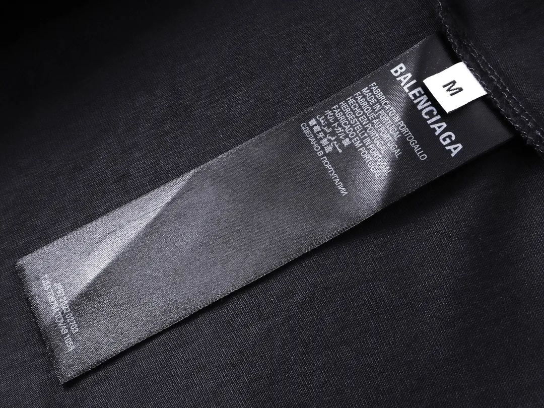 🅿️200 Detailed picture [Top version. Official website quality] BALENCI*GA/Paris BALENCI*GA#25 Paris new model, blurred pattern on the front and back, direct spray of white ink on the front and back, worn out by washing, damaged and worn hem, hand-polished short-sleeved T-shirt, synchronized with brick cabinet. The old and worn ZP is the same, welcome to compare. The fabric is made of Paris ZP custom-woven and dyed 100% cotton double-yarn compact cotton. The weight is 260 grams. The cloth surface is clean. The cloth pattern is clear. Soft and comfortable. Good color fastness. Not easy to change color. The threads are woven and dyed with no color difference. The printing uses white ink computer direct printing, and the garments are washed, worn and worn, and the craftsmanship is extremely heavy. Jubie market makes goods based on pictures. Comparisons welcome. Restore brick cabinet. The version adopts OS loose shoulder style. Same style for men and women. Code: BL253656 Color: gray blue Size: XS S M L