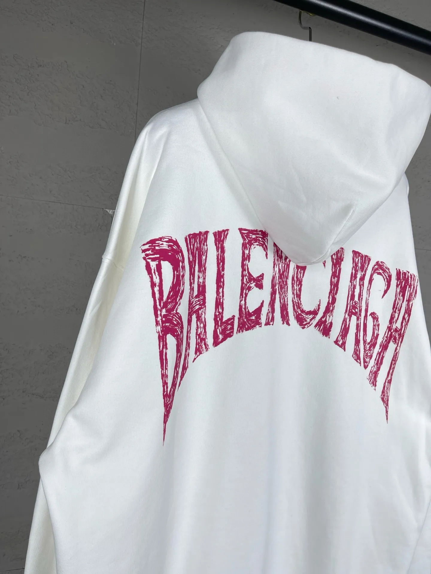 🅿️300 Actual pictures [Top version. Official website quality] BALENCI*GA/Paris. 24SS new sweatshirt, hooded sweatshirt with big letters LOGO graffiti on the back. Brick cabinet synchronization. The fabric is made of Paris ZP custom-woven and dyed cotton sweatshirt. The weight is 450 grams. The cloth surface is clean. The cloth pattern is clear, soft and comfortable. The threads are dyed with no color difference. The classic pattern printing uses imported machine direct printing. The effect is three-dimensional and restores the brick cabinet. Different market currencies, welcome to compare. The version adopts OS loose shoulder design. Same style for men and women. Code: BL238076 Color: gray blue, white Size: XS S M L