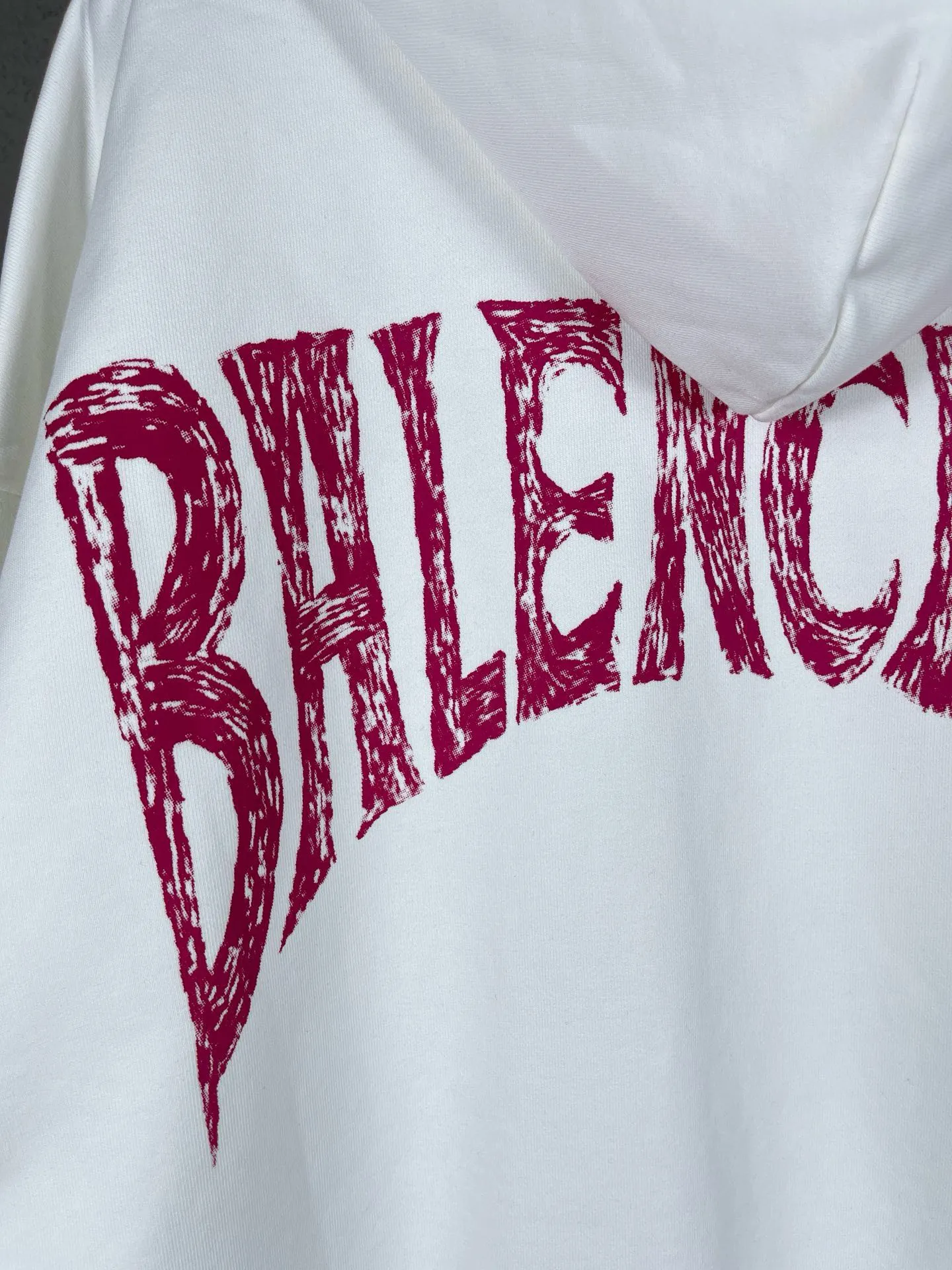 🅿️300 Actual pictures [Top version. Official website quality] BALENCI*GA/Paris. 24SS new sweatshirt, hooded sweatshirt with big letters LOGO graffiti on the back. Brick cabinet synchronization. The fabric is made of Paris ZP custom-woven and dyed cotton sweatshirt. The weight is 450 grams. The cloth surface is clean. The cloth pattern is clear, soft and comfortable. The threads are dyed with no color difference. The classic pattern printing uses imported machine direct printing. The effect is three-dimensional and restores the brick cabinet. Different market currencies, welcome to compare. The version adopts OS loose shoulder design. Same style for men and women. Code: BL238076 Color: gray blue, white Size: XS S M L