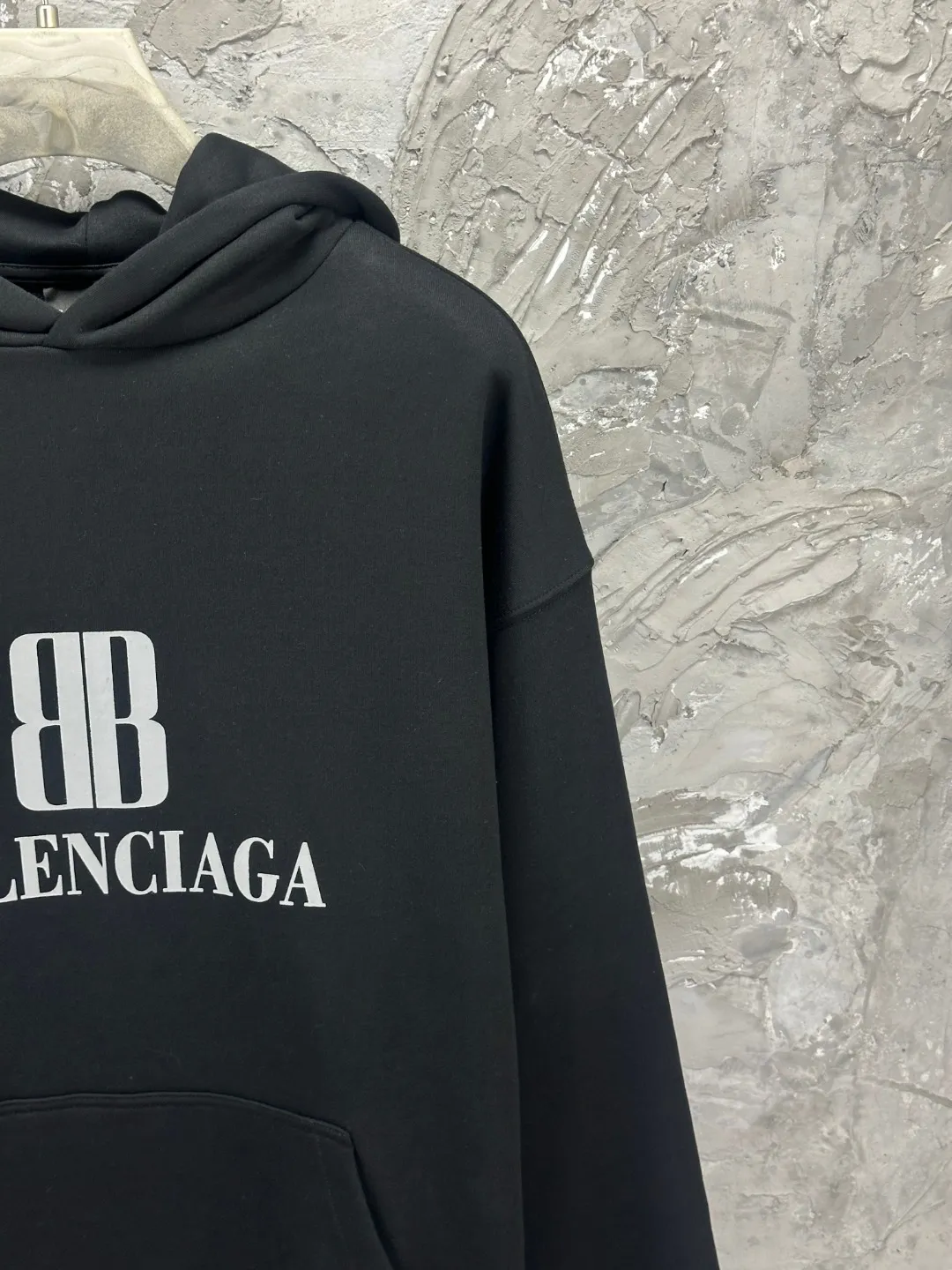 🅿️340 - BALENCI*GA Paris double B new logo style hooded long-sleeved sweatshirt. The front panel is printed with imported environmentally friendly glue printing. The letters are clear. The effect is three-dimensional. Exclusively woven and dyed 460g fabric. Threads are dyed in the same cylinder with zero color difference. Brick cabinet synchronization. Welcome to compare. Same style for men and women -Color: black -SIZE: Xs S M L Style number 8962#