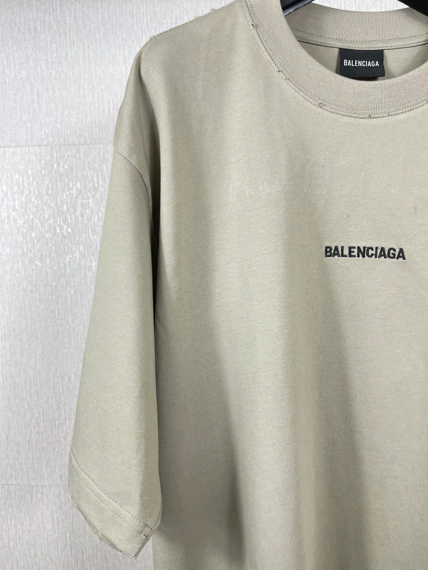 🅿️174 Real photos [Top version. Official website quality] BALENCI*GA/Paris #Classic style. Classic letter embroidery on the front and back. Ready-to-wear worn short-sleeved T-shirt #2023 spring and summer brick cabinet synchronization.                       The fabric is made of Paris ZP custom-woven and dyed cotton double yarn, weighing 260 grams. The cloth surface is clean. The cloth pattern is clear, soft and comfortable. The threads are dyed with no color difference. The classic letters are embroidered with imported embroidery machines, the letters are clear and the effect is three-dimensional. The garments are distressed and hand-worn. Restore the brick cabinet, adopt the OS loose shoulder version. Same style for men and women. Code: BL223006 Color: smoke gray, purple, light green, peacock blue, black, rice coffee, gray green Size: XS S M L
