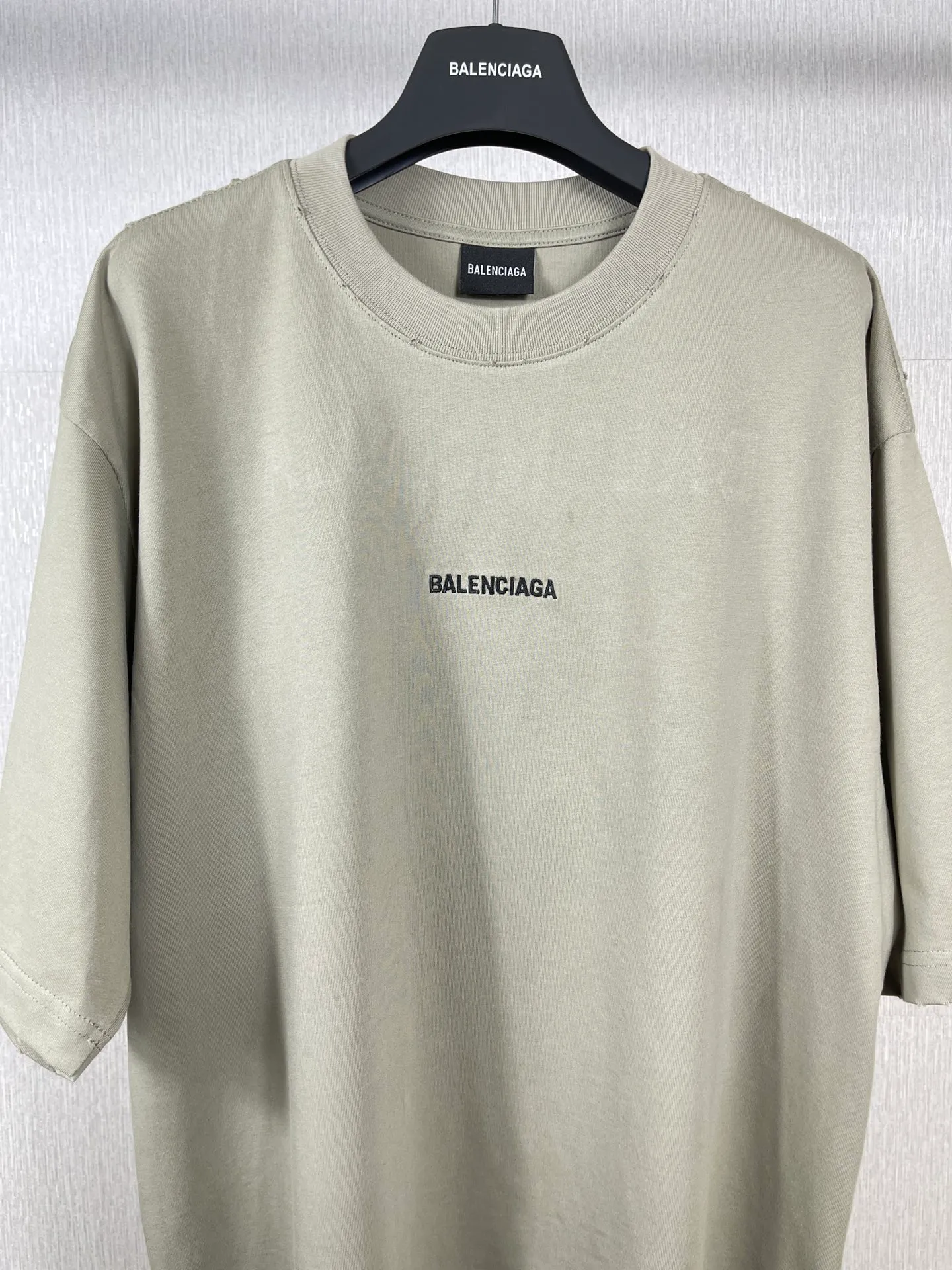 🅿️174 Real photos [Top version. Official website quality] BALENCI*GA/Paris #Classic style. Classic letter embroidery on the front and back. Ready-to-wear worn short-sleeved T-shirt #2023 spring and summer brick cabinet synchronization.                       The fabric is made of Paris ZP custom-woven and dyed cotton double yarn, weighing 260 grams. The cloth surface is clean. The cloth pattern is clear, soft and comfortable. The threads are dyed with no color difference. The classic letters are embroidered with imported embroidery machines, the letters are clear and the effect is three-dimensional. The garments are distressed and hand-worn. Restore the brick cabinet, adopt the OS loose shoulder version. Same style for men and women. Code: BL223006 Color: smoke gray, purple, light green, peacock blue, black, rice coffee, gray green Size: XS S M L