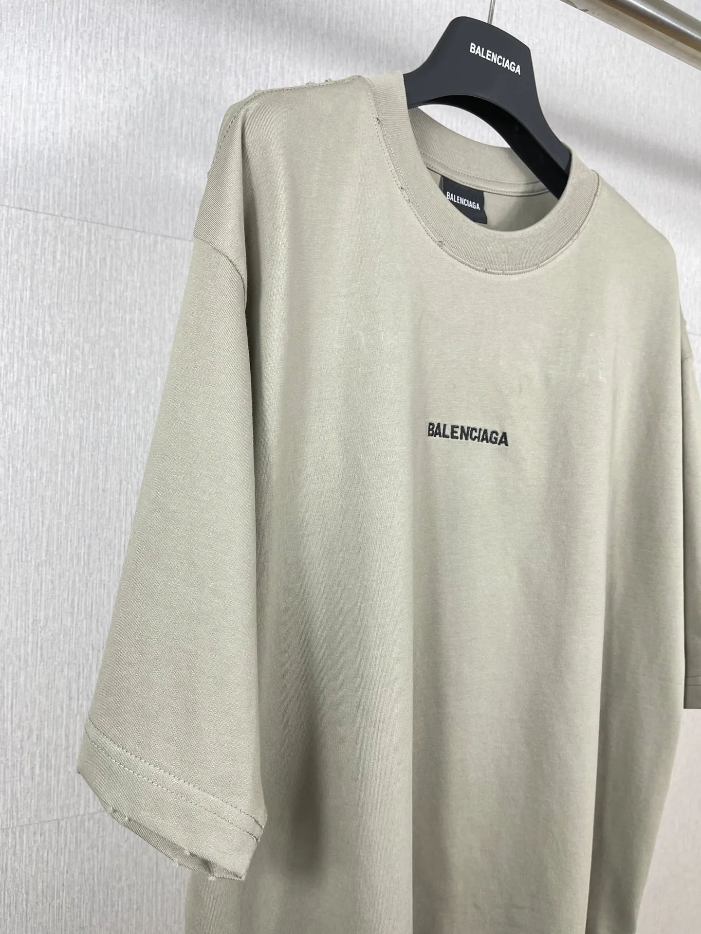 🅿️174 Real photos [Top version. Official website quality] BALENCI*GA/Paris #Classic style. Classic letter embroidery on the front and back. Ready-to-wear worn short-sleeved T-shirt #2023 spring and summer brick cabinet synchronization.                       The fabric is made of Paris ZP custom-woven and dyed cotton double yarn, weighing 260 grams. The cloth surface is clean. The cloth pattern is clear, soft and comfortable. The threads are dyed with no color difference. The classic letters are embroidered with imported embroidery machines, the letters are clear and the effect is three-dimensional. The garments are distressed and hand-worn. Restore the brick cabinet, adopt the OS loose shoulder version. Same style for men and women. Code: BL223006 Color: smoke gray, purple, light green, peacock blue, black, rice coffee, gray green Size: XS S M L