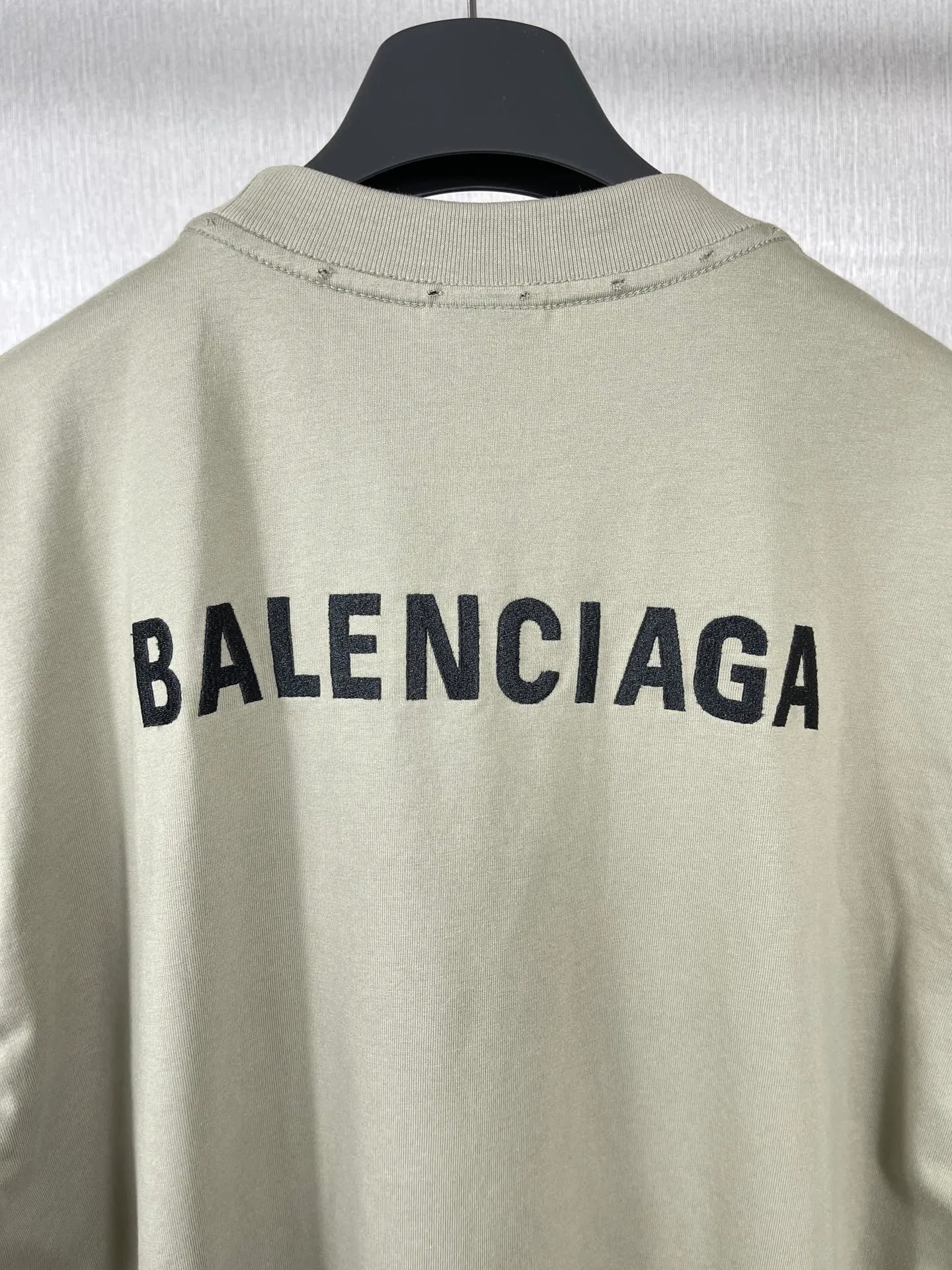 🅿️174 Real photos [Top version. Official website quality] BALENCI*GA/Paris #Classic style. Classic letter embroidery on the front and back. Ready-to-wear worn short-sleeved T-shirt #2023 spring and summer brick cabinet synchronization.                       The fabric is made of Paris ZP custom-woven and dyed cotton double yarn, weighing 260 grams. The cloth surface is clean. The cloth pattern is clear, soft and comfortable. The threads are dyed with no color difference. The classic letters are embroidered with imported embroidery machines, the letters are clear and the effect is three-dimensional. The garments are distressed and hand-worn. Restore the brick cabinet, adopt the OS loose shoulder version. Same style for men and women. Code: BL223006 Color: smoke gray, purple, light green, peacock blue, black, rice coffee, gray green Size: XS S M L