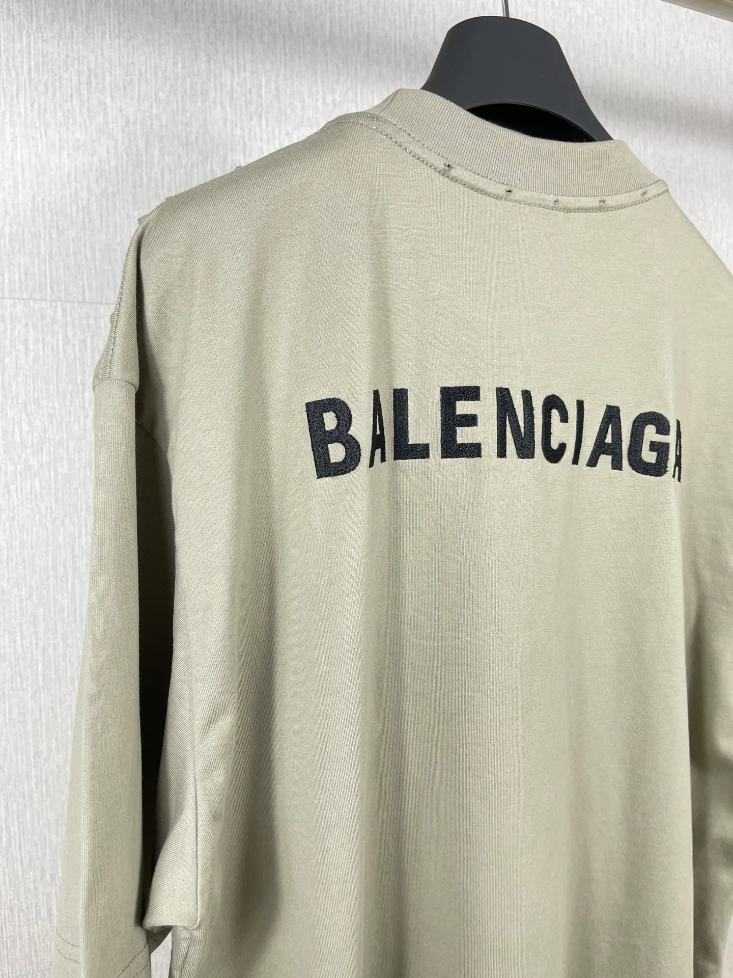 🅿️174 Real photos [Top version. Official website quality] BALENCI*GA/Paris #Classic style. Classic letter embroidery on the front and back. Ready-to-wear worn short-sleeved T-shirt #2023 spring and summer brick cabinet synchronization.                       The fabric is made of Paris ZP custom-woven and dyed cotton double yarn, weighing 260 grams. The cloth surface is clean. The cloth pattern is clear, soft and comfortable. The threads are dyed with no color difference. The classic letters are embroidered with imported embroidery machines, the letters are clear and the effect is three-dimensional. The garments are distressed and hand-worn. Restore the brick cabinet, adopt the OS loose shoulder version. Same style for men and women. Code: BL223006 Color: smoke gray, purple, light green, peacock blue, black, rice coffee, gray green Size: XS S M L