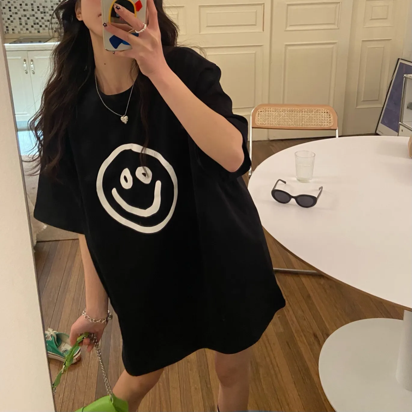 ♻️💯Refer to the model picture for the upper body❤️The top tested version BALENCIAGA fluorescent smiling face pure cotton loose-fitting trendy brand short sleeves for men and women couples. First of all, I would like to express my sincere blessings to all my partners through this single product. I hope that all your wishes will come true in 2022 and your smile will always be on your face.  This print has a fluorescent effect, and the print is exposed to light or. The fluorescent effect will appear under the circumstances, and it will be more obvious at night, especially in the bar. It will definitely look like a handsome boy or girl! The printing process uses luminous offset printing. The fluorescent powder imported from Japan is added to the glue, which blends well with the glue and generates heat. When heated into water, it will not bubble or fall off. Original craftsmanship, ZP synchronization. The back printing adopts Japanese Tajima embroidery machine, which has high embroidery precision, no skipping and breakage, and cherry blossom thread guarantee. A full set of customized accessories, tags, washing, and packaging are consistent with the original ones. Color: black and white Size: XS-L P:250