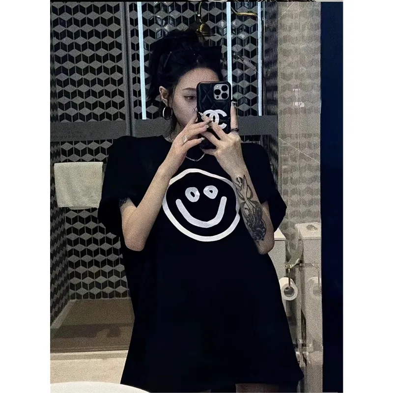 ♻️💯Refer to the model picture for the upper body❤️The top tested version BALENCIAGA fluorescent smiling face pure cotton loose-fitting trendy brand short sleeves for men and women couples. First of all, I would like to express my sincere blessings to all my partners through this single product. I hope that all your wishes will come true in 2022 and your smile will always be on your face.  This print has a fluorescent effect, and the print is exposed to light or. The fluorescent effect will appear under the circumstances, and it will be more obvious at night, especially in the bar. It will definitely look like a handsome boy or girl! The printing process uses luminous offset printing. The fluorescent powder imported from Japan is added to the glue, which blends well with the glue and generates heat. When heated into water, it will not bubble or fall off. Original craftsmanship, ZP synchronization. The back printing adopts Japanese Tajima embroidery machine, which has high embroidery precision, no skipping and breakage, and cherry blossom thread guarantee. A full set of customized accessories, tags, washing, and packaging are consistent with the original ones. Color: black and white Size: XS-L P:250