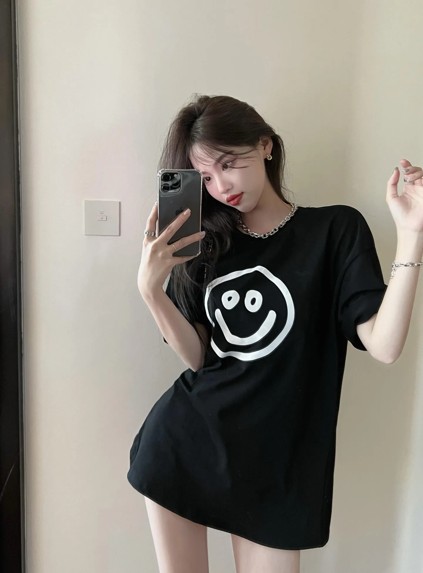 ♻️💯Refer to the model picture for the upper body❤️The top tested version BALENCIAGA fluorescent smiling face pure cotton loose-fitting trendy brand short sleeves for men and women couples. First of all, I would like to express my sincere blessings to all my partners through this single product. I hope that all your wishes will come true in 2022 and your smile will always be on your face.  This print has a fluorescent effect, and the print is exposed to light or. The fluorescent effect will appear under the circumstances, and it will be more obvious at night, especially in the bar. It will definitely look like a handsome boy or girl! The printing process uses luminous offset printing. The fluorescent powder imported from Japan is added to the glue, which blends well with the glue and generates heat. When heated into water, it will not bubble or fall off. Original craftsmanship, ZP synchronization. The back printing adopts Japanese Tajima embroidery machine, which has high embroidery precision, no skipping and breakage, and cherry blossom thread guarantee. A full set of customized accessories, tags, washing, and packaging are consistent with the original ones. Color: black and white Size: XS-L P:250