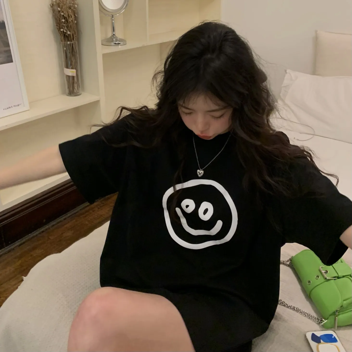 ♻️💯Refer to the model picture for the upper body❤️The top tested version BALENCIAGA fluorescent smiling face pure cotton loose-fitting trendy brand short sleeves for men and women couples. First of all, I would like to express my sincere blessings to all my partners through this single product. I hope that all your wishes will come true in 2022 and your smile will always be on your face.  This print has a fluorescent effect, and the print is exposed to light or. The fluorescent effect will appear under the circumstances, and it will be more obvious at night, especially in the bar. It will definitely look like a handsome boy or girl! The printing process uses luminous offset printing. The fluorescent powder imported from Japan is added to the glue, which blends well with the glue and generates heat. When heated into water, it will not bubble or fall off. Original craftsmanship, ZP synchronization. The back printing adopts Japanese Tajima embroidery machine, which has high embroidery precision, no skipping and breakage, and cherry blossom thread guarantee. A full set of customized accessories, tags, washing, and packaging are consistent with the original ones. Color: black and white Size: XS-L P:250