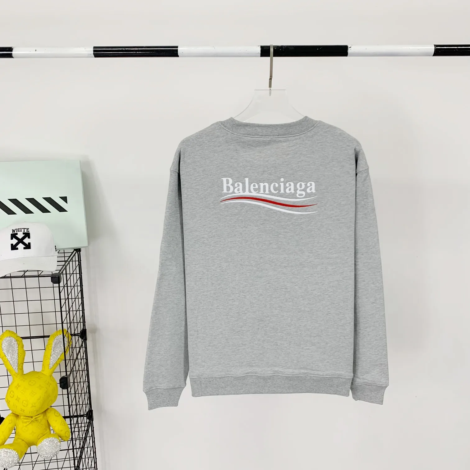 Spring and Autumn's top tested version of Balenciaga's BALENCIAGA Cola Mailang embroidered printed men's and women's couple stars' same autumn and winter pure cotton round-neck sweatshirts. Available in three colors, ensuring the same fabric as the original version, no color difference! Customized dyeing in a package! INS, Xiaohongshu’s popular style, classics that never fade away! The king of orders in Spain, the fried chicken is highly recommended! 480% pure cotton terry fabric, comfortable and warm! Full of drape! The printing uses Tajima embroidery machine imported from Japan, which is known as the fighter among embroidery machines. The embroidery is meticulous, with no threads or skipped threads, the printing and embroidery are full and fine, and the letter spacing is consistent with ZP! Wearing it gives you full confidence and peace of mind! The labels and washes are all correct! On behalf of G at the same level! Consistent packaging at the counter! Size: XS-L Color: Gray P:370