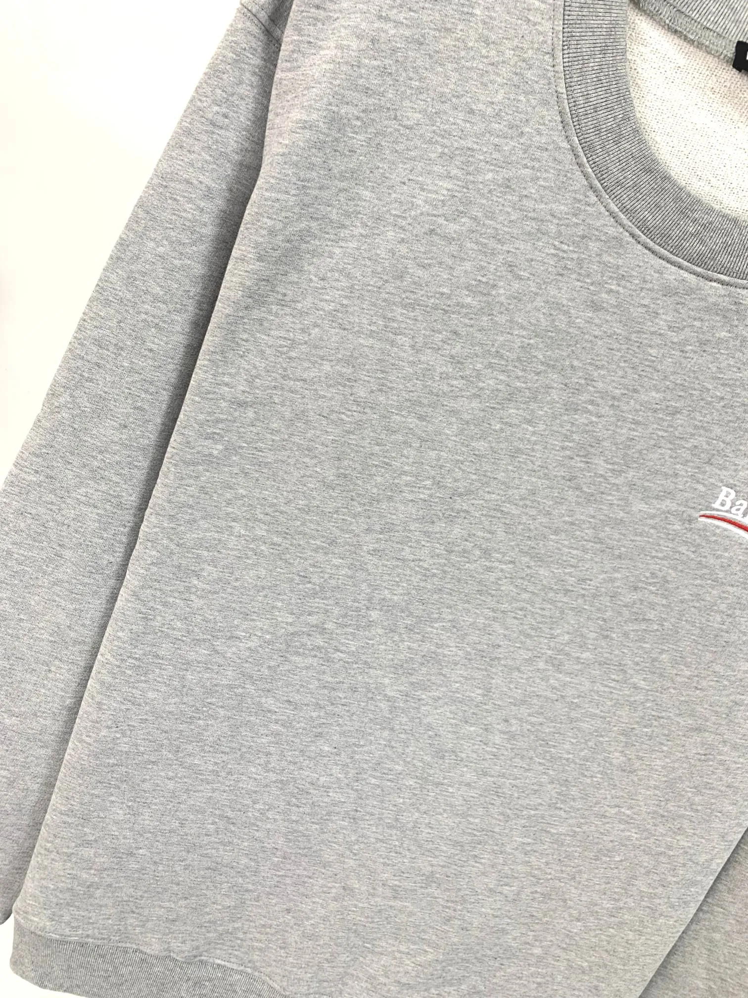 Spring and Autumn's top tested version of Balenciaga's BALENCIAGA Cola Mailang embroidered printed men's and women's couple stars' same autumn and winter pure cotton round-neck sweatshirts. Available in three colors, ensuring the same fabric as the original version, no color difference! Customized dyeing in a package! INS, Xiaohongshu’s popular style, classics that never fade away! The king of orders in Spain, the fried chicken is highly recommended! 480% pure cotton terry fabric, comfortable and warm! Full of drape! The printing uses Tajima embroidery machine imported from Japan, which is known as the fighter among embroidery machines. The embroidery is meticulous, with no threads or skipped threads, the printing and embroidery are full and fine, and the letter spacing is consistent with ZP! Wearing it gives you full confidence and peace of mind! The labels and washes are all correct! On behalf of G at the same level! Consistent packaging at the counter! Size: XS-L Color: Gray P:370