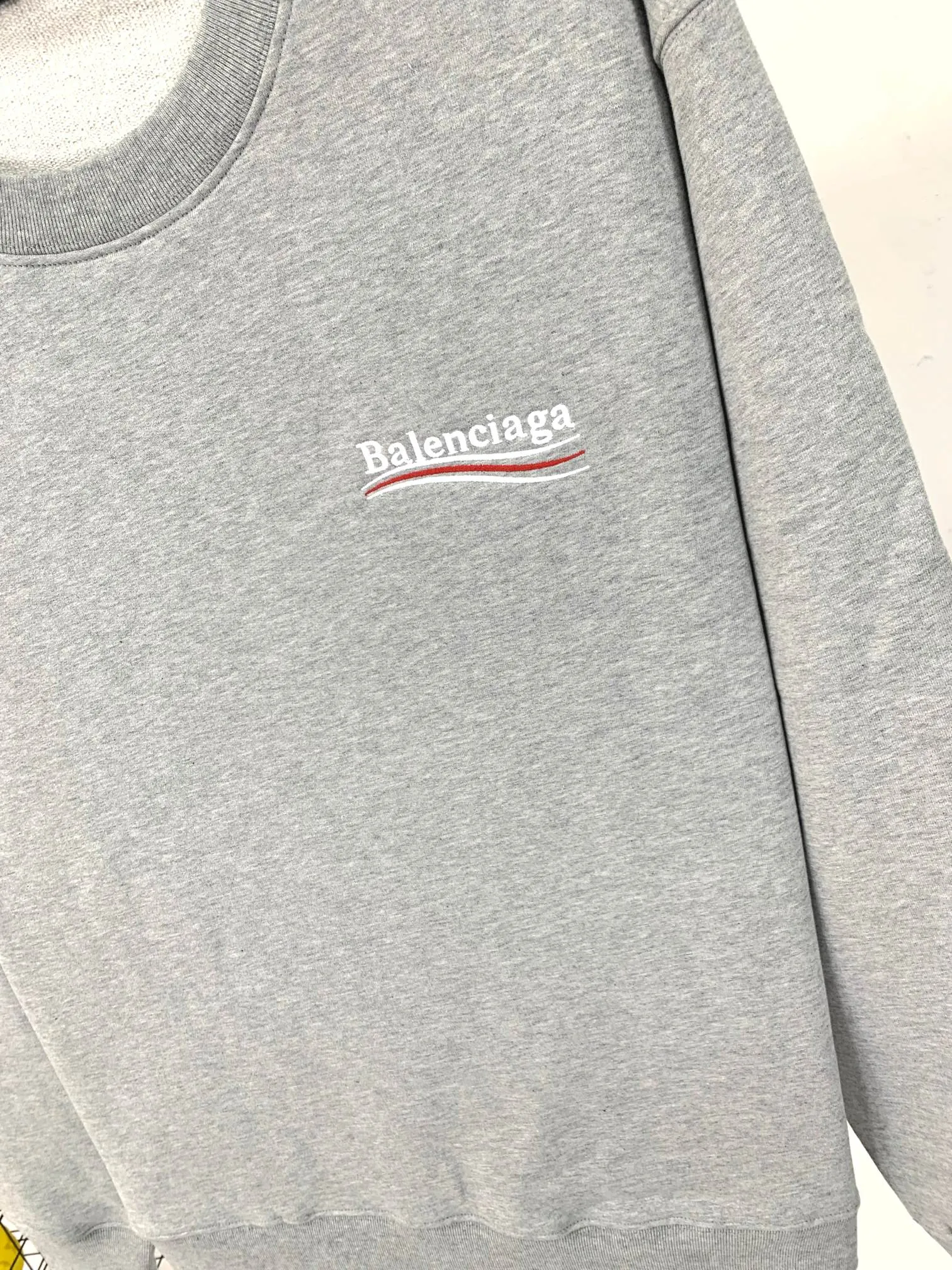 Spring and Autumn's top tested version of Balenciaga's BALENCIAGA Cola Mailang embroidered printed men's and women's couple stars' same autumn and winter pure cotton round-neck sweatshirts. Available in three colors, ensuring the same fabric as the original version, no color difference! Customized dyeing in a package! INS, Xiaohongshu’s popular style, classics that never fade away! The king of orders in Spain, the fried chicken is highly recommended! 480% pure cotton terry fabric, comfortable and warm! Full of drape! The printing uses Tajima embroidery machine imported from Japan, which is known as the fighter among embroidery machines. The embroidery is meticulous, with no threads or skipped threads, the printing and embroidery are full and fine, and the letter spacing is consistent with ZP! Wearing it gives you full confidence and peace of mind! The labels and washes are all correct! On behalf of G at the same level! Consistent packaging at the counter! Size: XS-L Color: Gray P:370