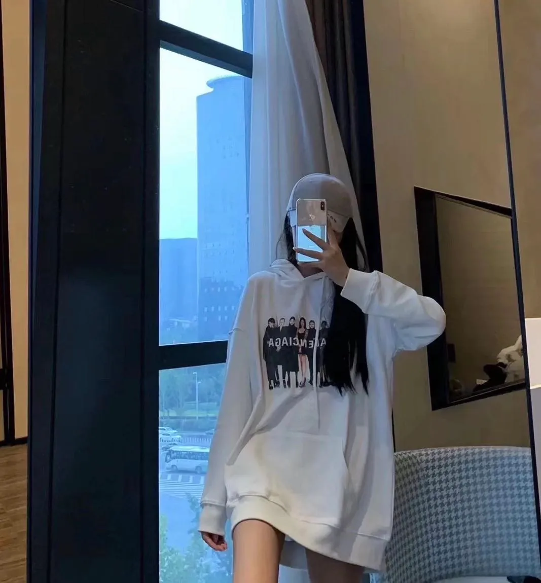 ♻️💯Reference model picture for the upper body❤️Examined version BALENCIAGA Balenciaga portrait band B family hooded sweatshirt 1:1 restored replica version Popular ins Xiaohongshu hot item Popular recommendation by Internet celebrity bloggers The fabric is made of 480 grams of large terry cotton fabric, and has been pre-shrunk to a weight of about 520 grams. The original version is purchased and patterned, and the positioning and cutting process is used! Pure version! The imported Israeli Kornit digital direct-injection printing technology makes the reflection of characters three-dimensional and real. This is also the first place to look for identification. I make every piece of clothing with conscience and strive for excellence in every aspect. Just to sell a piece of clothing and retain a customer. Although our products are a little more expensive than others, the expensive money is kept in the clothes and is definitely not imported into my pocket.  Customized washable labels, bag labels, and collar labels. Can reach professional level.  Restore the 1:1 replica craftsmanship! B's new early autumn series, a very high-end series of single items for men and women!  Size: XS-L Color: White P:450