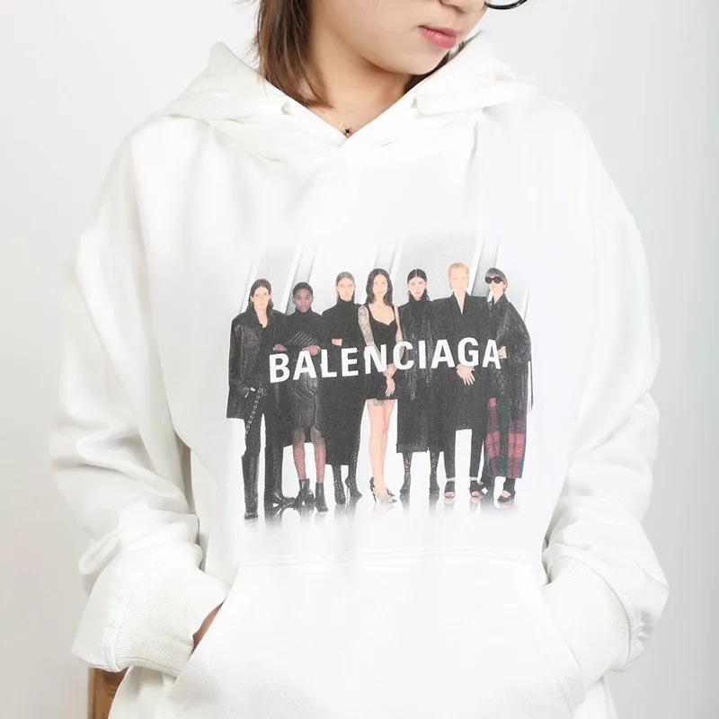 ♻️💯Reference model picture for the upper body❤️Examined version BALENCIAGA Balenciaga portrait band B family hooded sweatshirt 1:1 restored replica version Popular ins Xiaohongshu hot item Popular recommendation by Internet celebrity bloggers The fabric is made of 480 grams of large terry cotton fabric, and has been pre-shrunk to a weight of about 520 grams. The original version is purchased and patterned, and the positioning and cutting process is used! Pure version! The imported Israeli Kornit digital direct-injection printing technology makes the reflection of characters three-dimensional and real. This is also the first place to look for identification. I make every piece of clothing with conscience and strive for excellence in every aspect. Just to sell a piece of clothing and retain a customer. Although our products are a little more expensive than others, the expensive money is kept in the clothes and is definitely not imported into my pocket.  Customized washable labels, bag labels, and collar labels. Can reach professional level.  Restore the 1:1 replica craftsmanship! B's new early autumn series, a very high-end series of single items for men and women!  Size: XS-L Color: White P:450