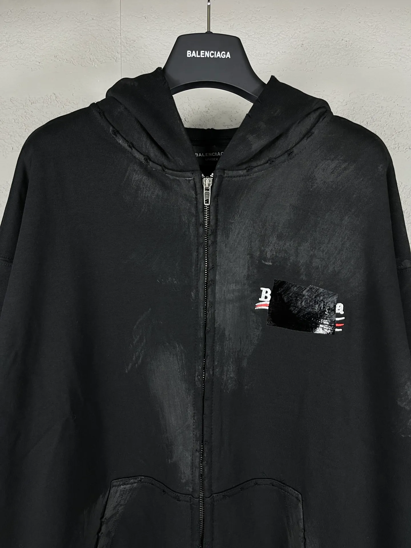 🅿️390 Actual photos [Top version. Official website quality] BALENCI*GA/Paris #Classic model. Coke embroidered hand-painted graffiti black tape cardigan hooded sweatshirt. The fabric is made of Paris ZP custom-woven and dyed cotton large sweatshirt. The weight is 450 grams. The cloth surface is clean. The cloth pattern is clear, soft and comfortable. The color fastness is good. It is not easy to change color. The threads are dyed with no color difference. The classic pattern embroidery uses an imported embroidery machine, and the embroidery thread color is the original color. The finished product is washed and worn, and hand-painted graffiti. Produced by looking at pictures at Jubie Market. The letters are clear. The three-dimensional effect is strong. The embroidered flowers are finished and the finished product is glued. The version adopts OS loose shoulder design. Same style for men and women. Code: BL238072 Color: black. Smoke gray. Size: XS S M L