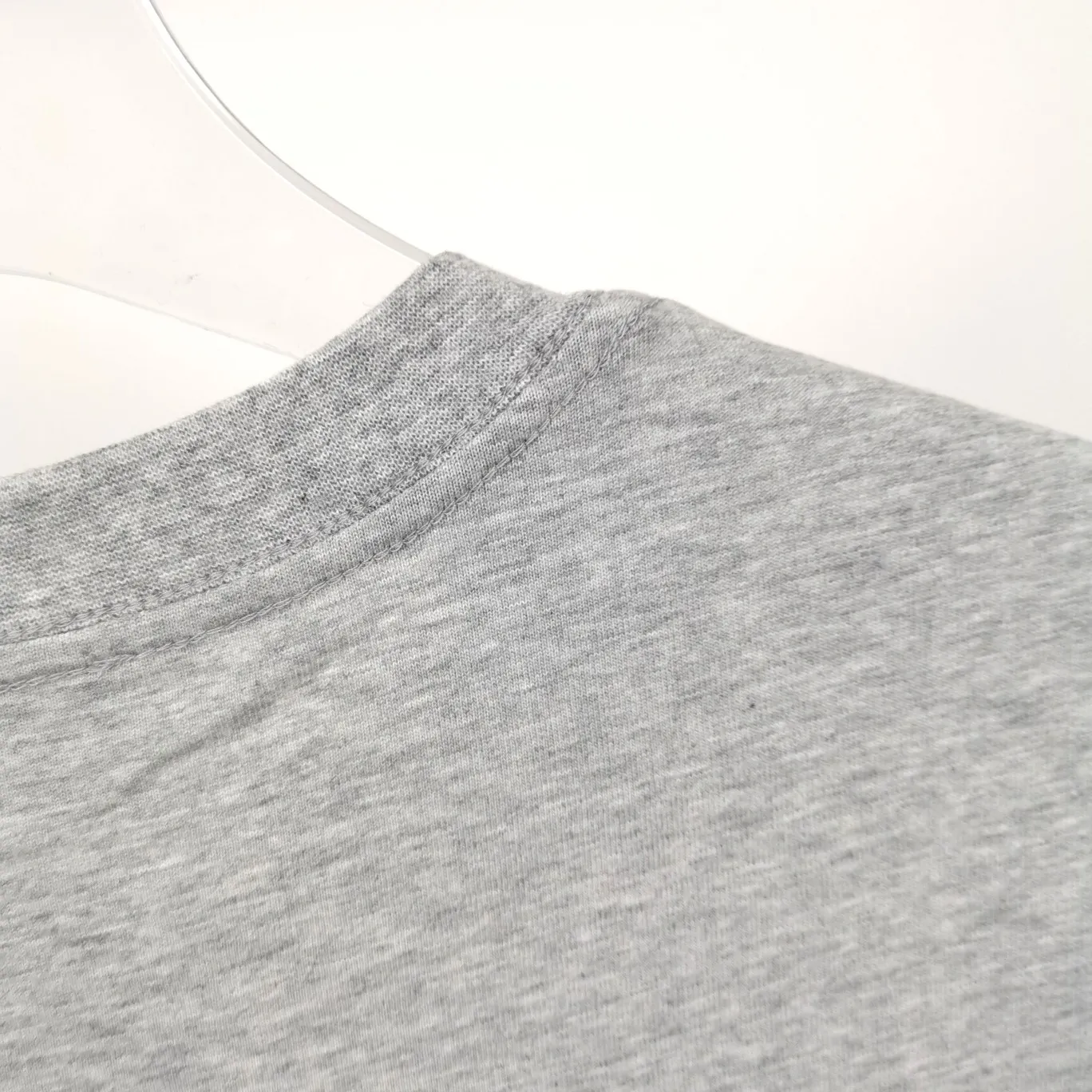 Supplementary details - the top tested version of Balenciaga's BALENCIAGA Cola Malone embroidery printed short-sleeved T-shirts for male and female couples stars. Three colors are available to ensure the same fabric as the original version, without color difference! Customized dyeing in a package! INS, Xiaohongshu’s popular style, classics that never fade away! The king of orders in Spain, the fried chicken is highly recommended! 32S 280g pure cotton double yarn fabric, comfortable and wide! Full of drape! The printing uses Tajima embroidery machine imported from Japan, which is known as the fighter among embroidery machines. The embroidery is meticulous, with no threads or skipped threads, the printing and embroidery are full and fine, and the letter spacing is consistent with ZP! Wearing it gives you full confidence and peace of mind! The labels and washes are all correct! On behalf of G at the same level! Consistent packaging at the counter!  Size: XS-L Color: Beige, taro purple, active gray, light hemp gray P:260