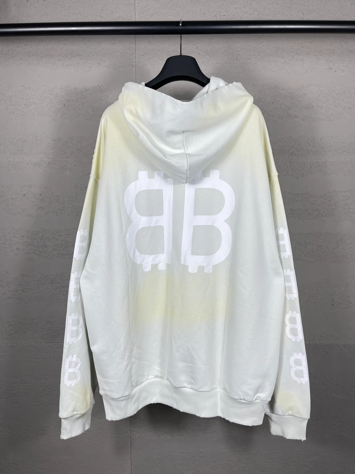 🅿️356 real photos [Top version. Official website quality] BALENCI*GA/Paris. 2023 latest mud hand-painted worn and washed long-sleeved hooded sweatshirt. The brick cabinets are synchronized. ⚠️ Differentiate the market currency. Developed by YB. The color is black and blue. Worn. The hand-painted is consistent with ZP, ‼ ️The fabric is made of Paris ZP custom-woven and dyed cotton sweatshirt. The weight is 450 grams. The cloth surface is clean. The cloth pattern is clear, soft and comfortable. The threads are dyed with no color difference. Ready-made garments are hand-painted, worn, and distressed, with heavy craftsmanship. Comparisons welcome. The version adopts OS loose shoulder design. Same style for men and women. Code: BL238003 Color: black blue, off-white, blue Size: XS S M L