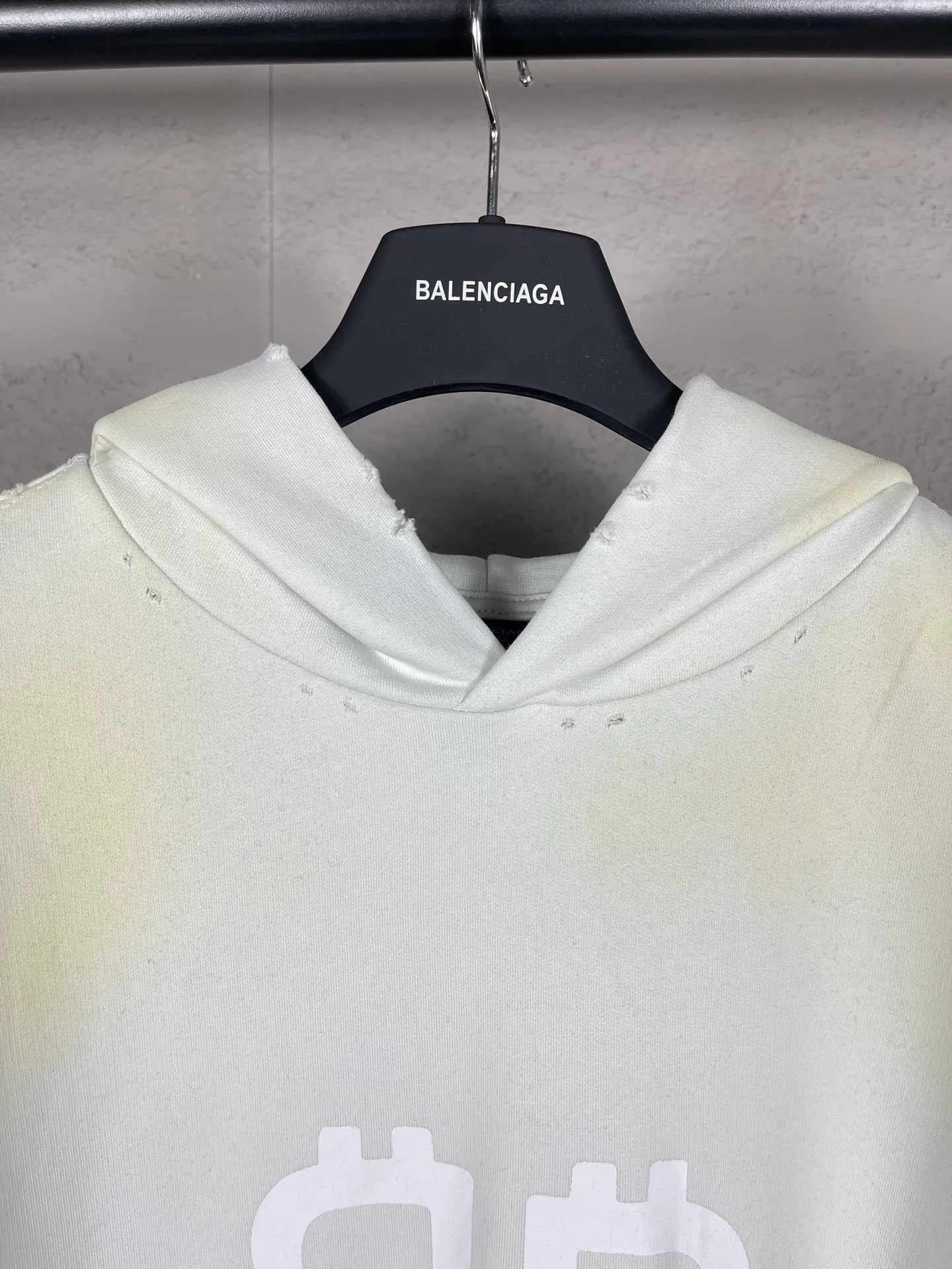 🅿️356 real photos [Top version. Official website quality] BALENCI*GA/Paris. 2023 latest mud hand-painted worn and washed long-sleeved hooded sweatshirt. The brick cabinets are synchronized. ⚠️ Differentiate the market currency. Developed by YB. The color is black and blue. Worn. The hand-painted is consistent with ZP, ‼ ️The fabric is made of Paris ZP custom-woven and dyed cotton sweatshirt. The weight is 450 grams. The cloth surface is clean. The cloth pattern is clear, soft and comfortable. The threads are dyed with no color difference. Ready-made garments are hand-painted, worn, and distressed, with heavy craftsmanship. Comparisons welcome. The version adopts OS loose shoulder design. Same style for men and women. Code: BL238003 Color: black blue, off-white, blue Size: XS S M L