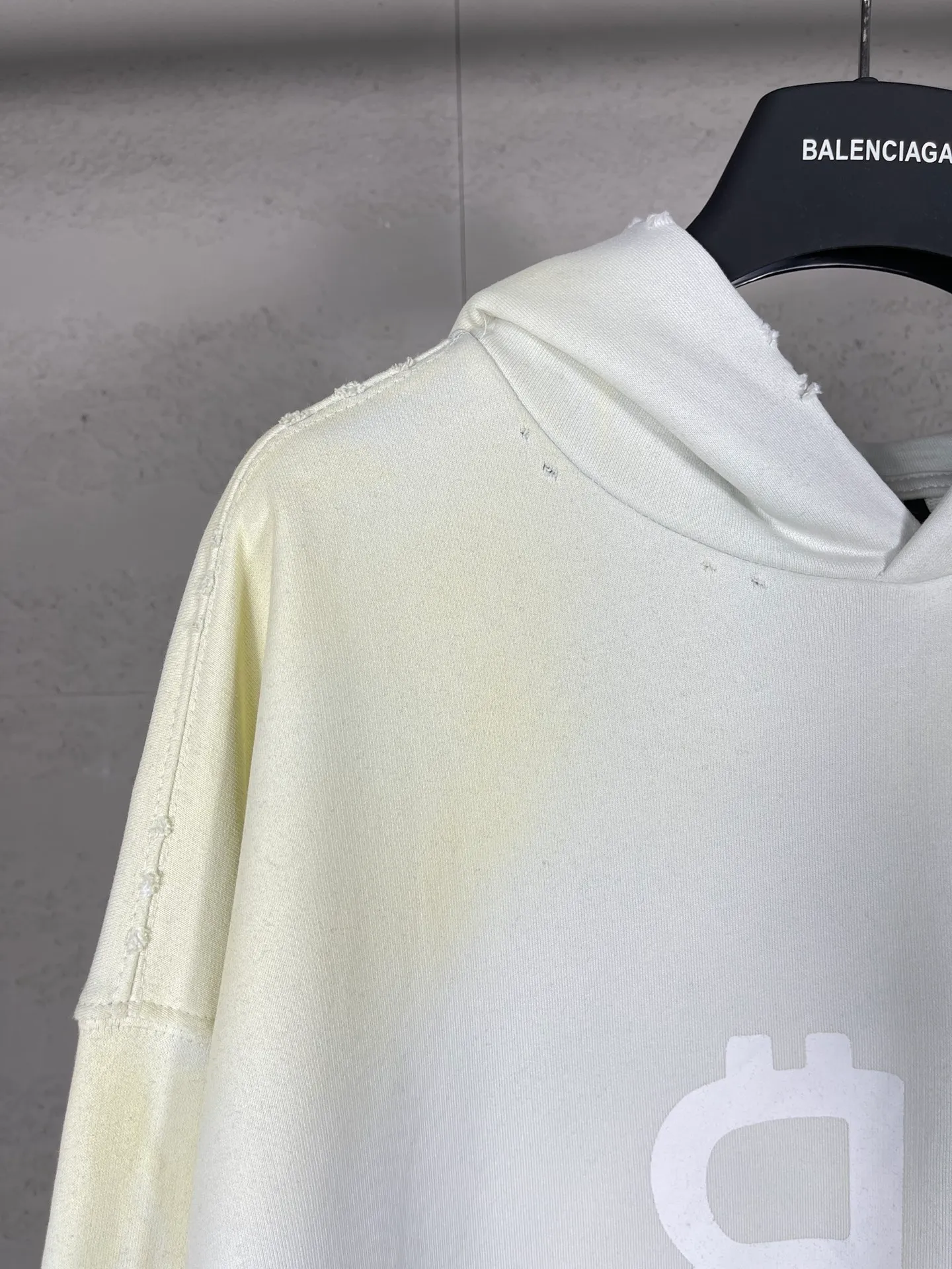 🅿️356 real photos [Top version. Official website quality] BALENCI*GA/Paris. 2023 latest mud hand-painted worn and washed long-sleeved hooded sweatshirt. The brick cabinets are synchronized. ⚠️ Differentiate the market currency. Developed by YB. The color is black and blue. Worn. The hand-painted is consistent with ZP, ‼ ️The fabric is made of Paris ZP custom-woven and dyed cotton sweatshirt. The weight is 450 grams. The cloth surface is clean. The cloth pattern is clear, soft and comfortable. The threads are dyed with no color difference. Ready-made garments are hand-painted, worn, and distressed, with heavy craftsmanship. Comparisons welcome. The version adopts OS loose shoulder design. Same style for men and women. Code: BL238003 Color: black blue, off-white, blue Size: XS S M L