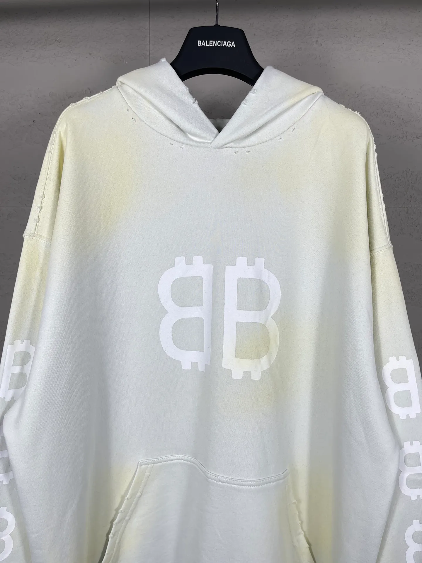 🅿️356 real photos [Top version. Official website quality] BALENCI*GA/Paris. 2023 latest mud hand-painted worn and washed long-sleeved hooded sweatshirt. The brick cabinets are synchronized. ⚠️ Differentiate the market currency. Developed by YB. The color is black and blue. Worn. The hand-painted is consistent with ZP, ‼ ️The fabric is made of Paris ZP custom-woven and dyed cotton sweatshirt. The weight is 450 grams. The cloth surface is clean. The cloth pattern is clear, soft and comfortable. The threads are dyed with no color difference. Ready-made garments are hand-painted, worn, and distressed, with heavy craftsmanship. Comparisons welcome. The version adopts OS loose shoulder design. Same style for men and women. Code: BL238003 Color: black blue, off-white, blue Size: XS S M L