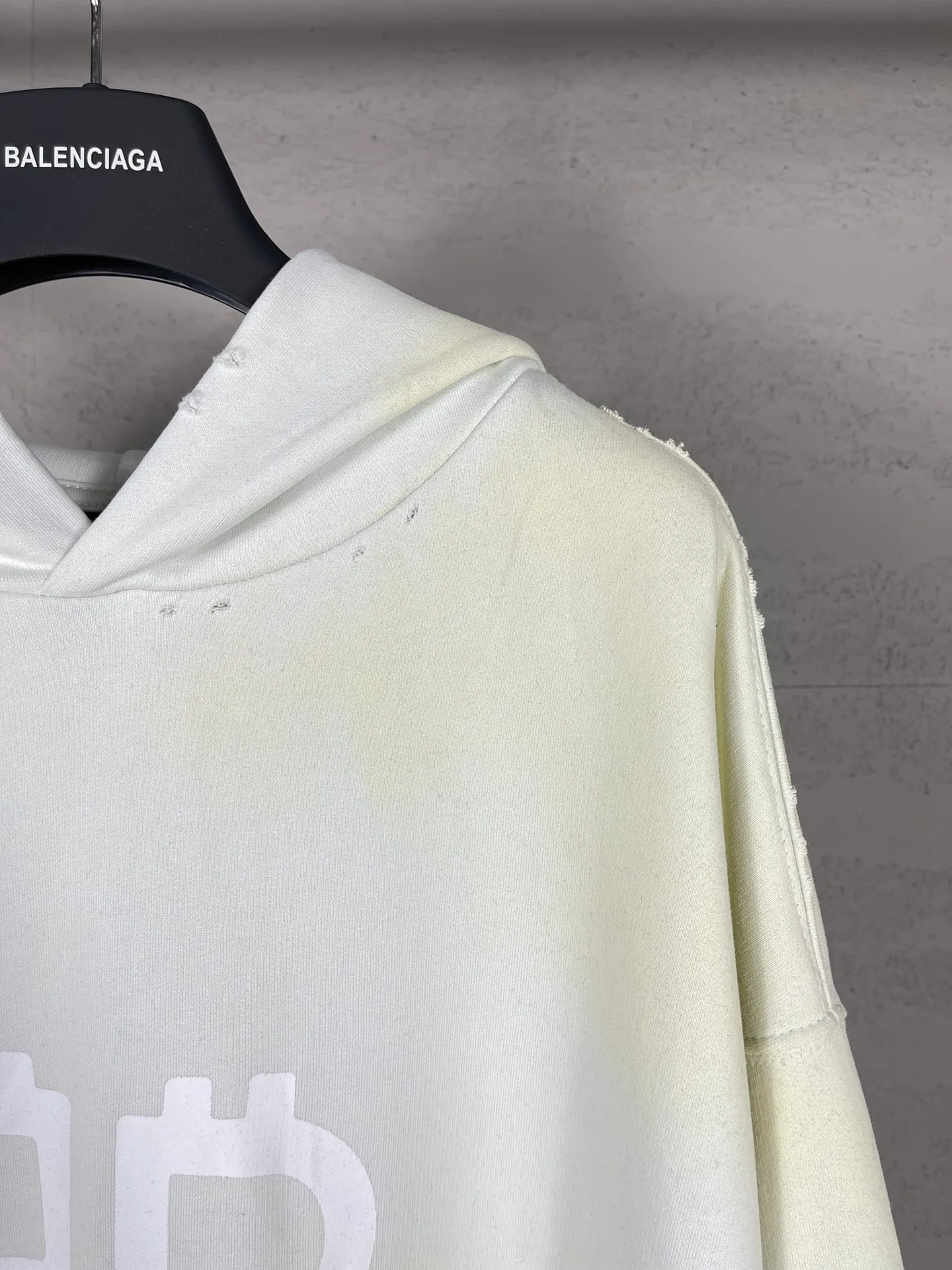🅿️356 real photos [Top version. Official website quality] BALENCI*GA/Paris. 2023 latest mud hand-painted worn and washed long-sleeved hooded sweatshirt. The brick cabinets are synchronized. ⚠️ Differentiate the market currency. Developed by YB. The color is black and blue. Worn. The hand-painted is consistent with ZP, ‼ ️The fabric is made of Paris ZP custom-woven and dyed cotton sweatshirt. The weight is 450 grams. The cloth surface is clean. The cloth pattern is clear, soft and comfortable. The threads are dyed with no color difference. Ready-made garments are hand-painted, worn, and distressed, with heavy craftsmanship. Comparisons welcome. The version adopts OS loose shoulder design. Same style for men and women. Code: BL238003 Color: black blue, off-white, blue Size: XS S M L
