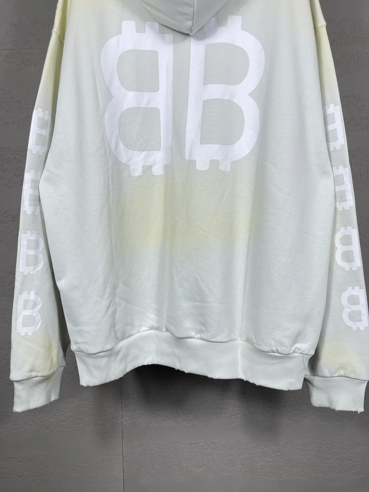 🅿️356 real photos [Top version. Official website quality] BALENCI*GA/Paris. 2023 latest mud hand-painted worn and washed long-sleeved hooded sweatshirt. The brick cabinets are synchronized. ⚠️ Differentiate the market currency. Developed by YB. The color is black and blue. Worn. The hand-painted is consistent with ZP, ‼ ️The fabric is made of Paris ZP custom-woven and dyed cotton sweatshirt. The weight is 450 grams. The cloth surface is clean. The cloth pattern is clear, soft and comfortable. The threads are dyed with no color difference. Ready-made garments are hand-painted, worn, and distressed, with heavy craftsmanship. Comparisons welcome. The version adopts OS loose shoulder design. Same style for men and women. Code: BL238003 Color: black blue, off-white, blue Size: XS S M L