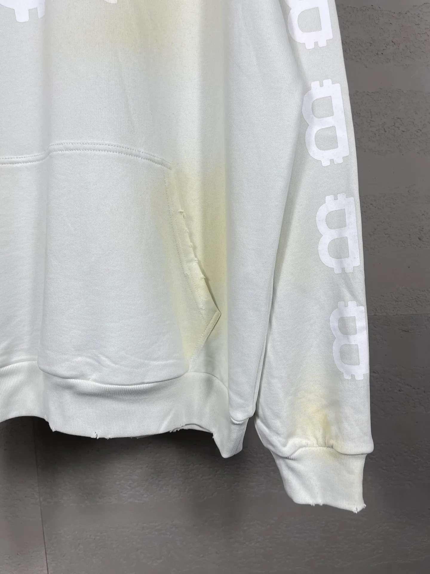 🅿️356 real photos [Top version. Official website quality] BALENCI*GA/Paris. 2023 latest mud hand-painted worn and washed long-sleeved hooded sweatshirt. The brick cabinets are synchronized. ⚠️ Differentiate the market currency. Developed by YB. The color is black and blue. Worn. The hand-painted is consistent with ZP, ‼ ️The fabric is made of Paris ZP custom-woven and dyed cotton sweatshirt. The weight is 450 grams. The cloth surface is clean. The cloth pattern is clear, soft and comfortable. The threads are dyed with no color difference. Ready-made garments are hand-painted, worn, and distressed, with heavy craftsmanship. Comparisons welcome. The version adopts OS loose shoulder design. Same style for men and women. Code: BL238003 Color: black blue, off-white, blue Size: XS S M L