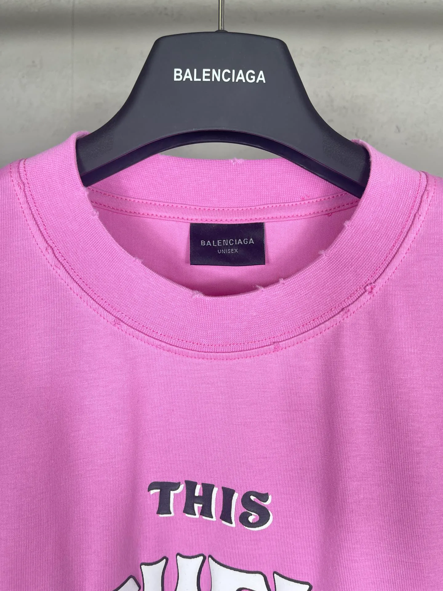 🅿️200 real photos [Top version. Official website quality] BALENCI*GA/Paris. 2024 new style, foam printed letters on the chest, washed and distressed short-sleeved T-shirt, 2024 new style. All pattern details, colors and Y plates are customized. Jubie market currency. Brick cabinets are synchronized. Genuine products are developed at the first time, and you can print and compare! The fabric is made of Paris ZP custom-woven and dyed cotton double yarn. Weighing 260 grams, the cloth surface is clean. The cloth pattern is clear, soft and comfortable. The threads are dyed with no color difference. The printing uses environmentally friendly imported foam printing, with clear letters and three-dimensional effect. The entire garment is washed, distressed and worn. The version adopts OS loose shoulder design. Same style for men and women. Code: BL273377 Color: black, pink, rice. Size: XS to L